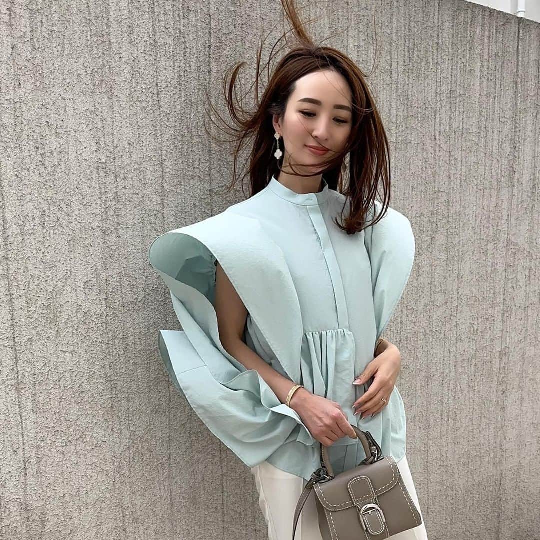 星玲奈さんのインスタグラム写真 - (星玲奈Instagram)「ペールトーンのお洋服に、グレージュの小物を☺️ @delvaux のバッグと @fitnature_official コラボのバレエシューズの色がちょうどよかった😍 シューズはシボ感があるので、レザーの小物ともよく合う❤️ ３枚めは今日の強風の様子がよくわかる写真😂笑　よくここまで舞い上がったな💆🏻‍♀️ ・ tops @unitedarrows_official  bottom @plst_official  shoes @fitnature_official  bag @delvaux   #coordinate #fashion #outfit#ootd#instafashion #コーデ#コーディネート#ファッション」4月6日 0時02分 - reinahoshi1015