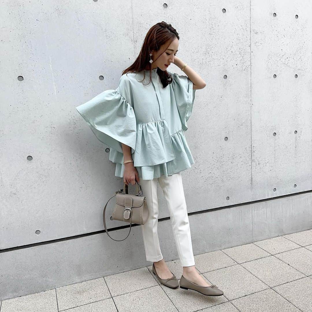 星玲奈のインスタグラム：「ペールトーンのお洋服に、グレージュの小物を☺️ @delvaux のバッグと @fitnature_official コラボのバレエシューズの色がちょうどよかった😍 シューズはシボ感があるので、レザーの小物ともよく合う❤️ ３枚めは今日の強風の様子がよくわかる写真😂笑　よくここまで舞い上がったな💆🏻‍♀️ ・ tops @unitedarrows_official  bottom @plst_official  shoes @fitnature_official  bag @delvaux   #coordinate #fashion #outfit#ootd#instafashion #コーデ#コーディネート#ファッション」