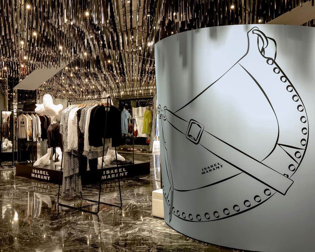 イザベルマランのインスタグラム：「A beloved accessory. Discover the #OskanMoon bag and an exclusive variation of the #IsabelMarantSS23 collection at the pop-up concept in Tokyo Isetan, until April 11th.   #IsabelMarant」