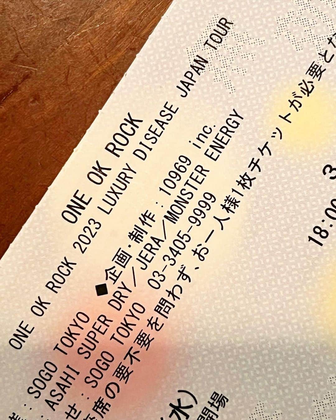 NESMITHのインスタグラム：「ONE OK ROCK 2023 LUXURY DISEASE JAPAN TOUR 東京ドーム  本当に圧巻 ワンオクのメッセージや音にある人を魅了する力 ものすごく魅せられた。。。  すげー刺激的で感動的なライブ  久々に聞いた東京ドームの大歓声  またエンターテイメントの復活への希望を感じた  いいものを見させてもらえました🔥✨‼️ ありがとう‼️‼️‼️ #oneokrock  #東京ドーム」