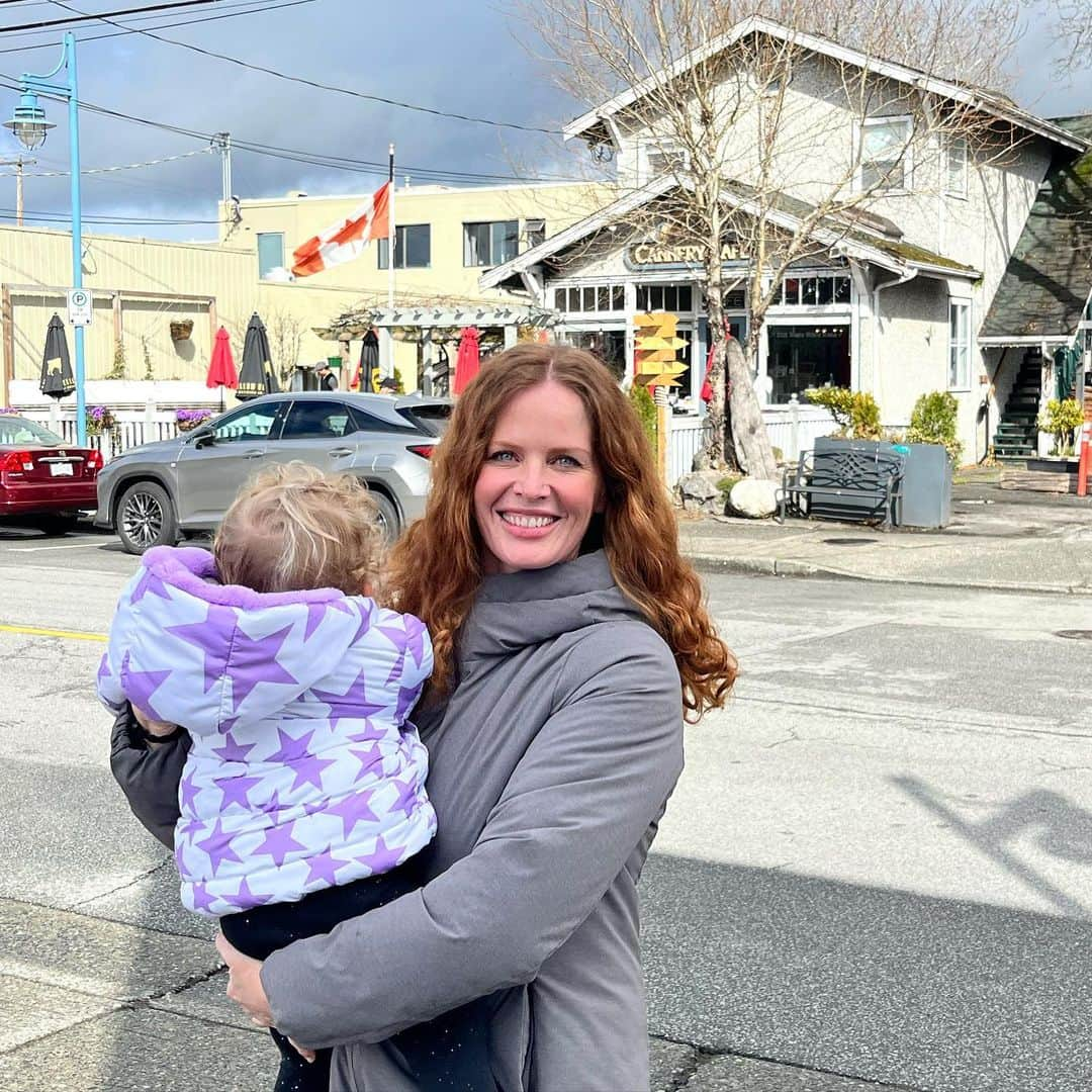 レベッカ・メイダーさんのインスタグラム写真 - (レベッカ・メイダーInstagram)「Stopped by Granny’s for breakfast this morning!! She sends her love to you all. The coffee was just how I remembered it💚☕️#onceuponatime #zelena #grannys」4月6日 0時06分 - bexmader