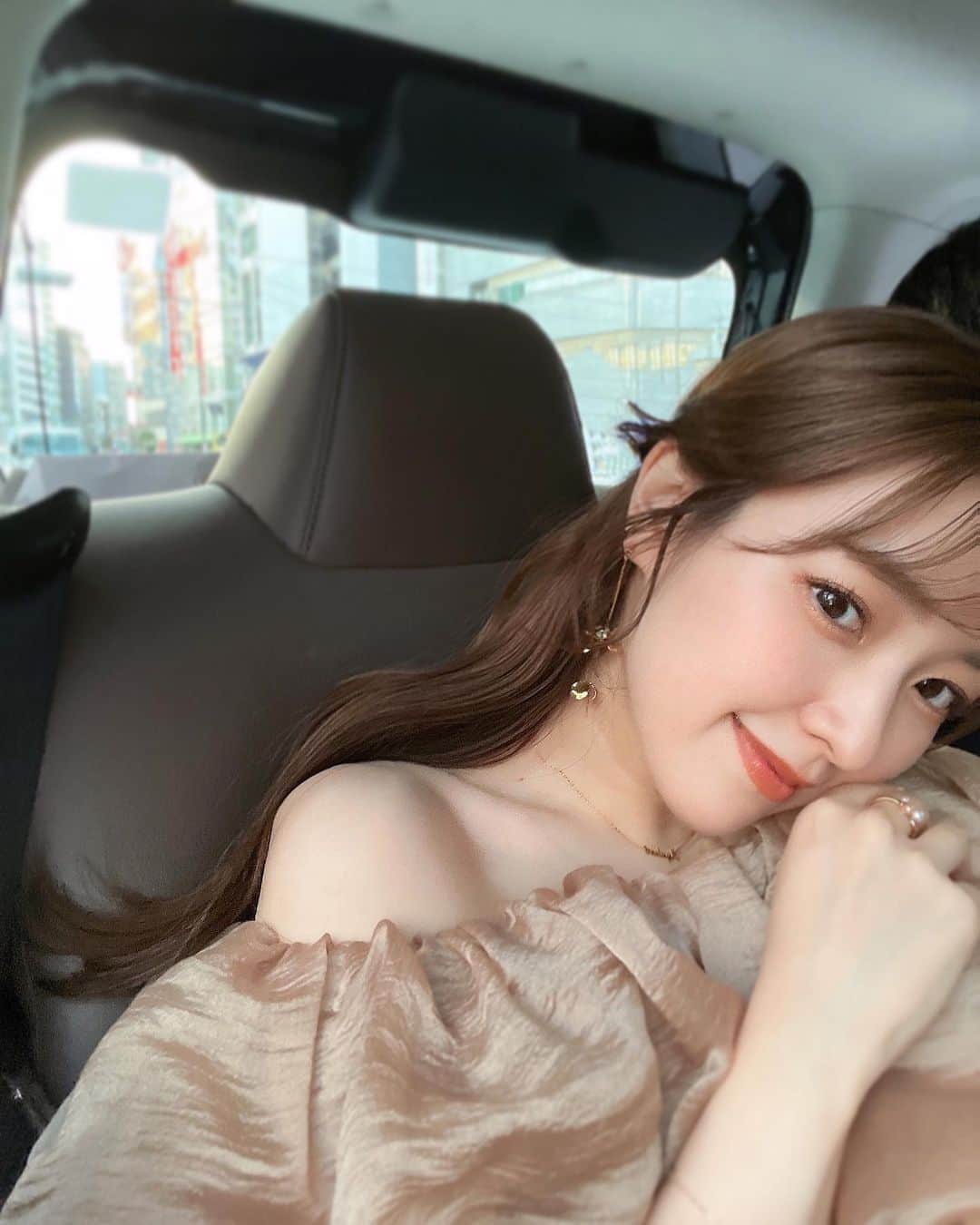 大野愛友佳のインスタグラム：「移動中🩰❤︎  #お呼ばれコーデ#お呼ばれドレス#結婚式コーデ#結婚式ドレス#結婚式お呼ばれ#オケージョンドレス#オケージョンコーデ#オケージョン#淡色コーデ#オフショルダードレス#結婚式ヘア#お呼ばれヘア#金箔ヘア#ハーフアップアレンジ#オケージョンワンピース#ブラウンコーデ」