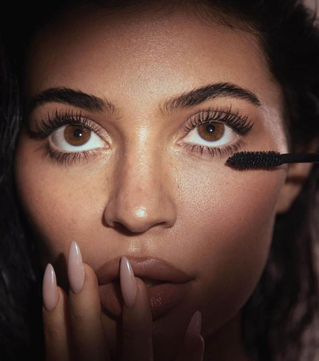 クリス・ジェンナーさんのインスタグラム写真 - (クリス・ジェンナーInstagram)「Kylie’s first ever mascara is launching TOMORROW April 6 at 9am on KylieCosmetics.com along with the new @kyliecosmetics matte liquid eyeshadows 🖤👀 @kyliejenner #Kylash #KylieCosmetics」4月6日 0時10分 - krisjenner