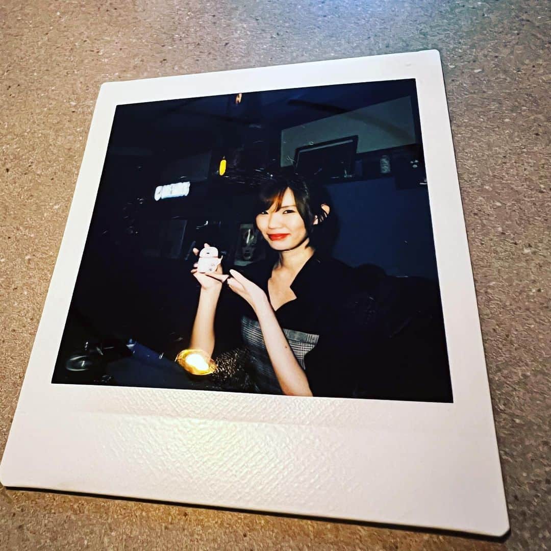 Bar Flatのインスタグラム：「勝手にAirpodsの宣伝風写真に付き合ってくれた心優しき方。 #hidehouse #BARFLAT #bar #バー #tokyotrip #tokyo  #東京 #shinjuku  #新宿 #yoyogi #代々木 #kitasando #北参道 #minamishinjuku #南新宿 #ステッカー #gin #ジン」