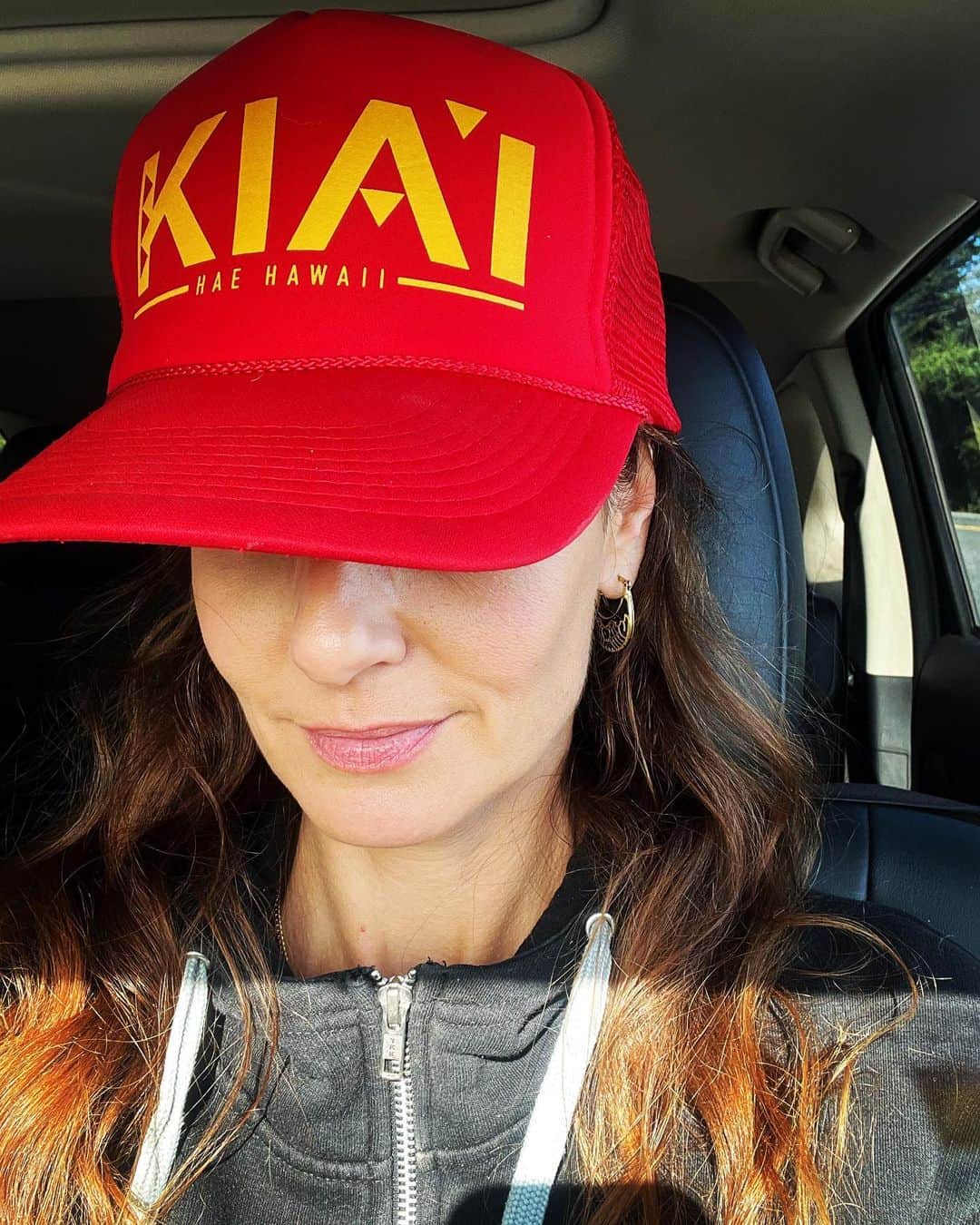 サラ・ウェイン・キャリーズのインスタグラム：「#maunawearwednesday 🏔 💪🏽 wanna know why?  follow @maunakeaeducationandawareness + @puacase #kūkiaʻimauna #standstronglikeamountain  . p.s. every time i post supporting indigenous anything i lose about a thousand followers.  tells me 2 things - 1. lot of work to be done & 2. ima keep posting. 💋」