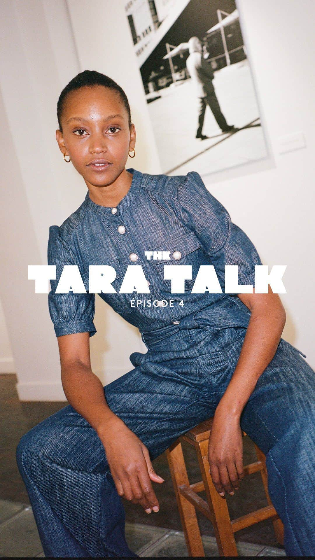 タラジャーモンのインスタグラム：「THE TARA TALK • avec @christelle.world  Nous avons retrouvé Christelle Yambayisa suite à notre première rencontre pour un deuxième épisode. Elle nous raconte son parcours dans la réalisation de sa première exposition photographique “La Mode, Les Mondes” réalisée dans la Galerie 24 Beaubourg début mars. Une scénographie qui met en avant son parcours et son histoire à travers ses photographies… 🎥 @chloebruhat ✍🏻 @lesfeaturings #taratalk #taragirls #tarajarmon」