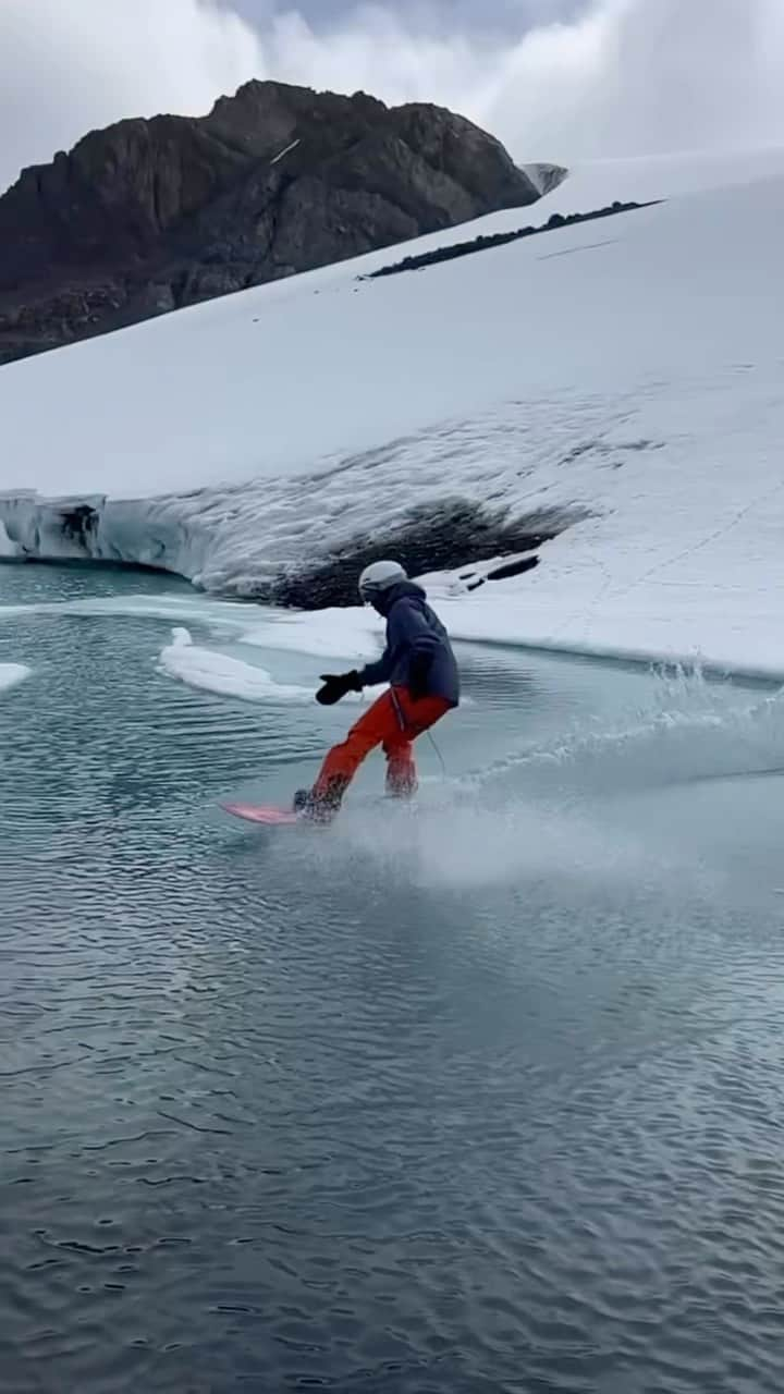 ショーン・ホワイトのインスタグラム：「People seem to love the my last water vid so I had to share this. @lewishamilton is such a legend. He had the guts to follow me over the Antarctic water, and after not making it he immediately hiked back up, soaking wet and freezing to do it again! That’s the champions mind set and I loved seeing it.」