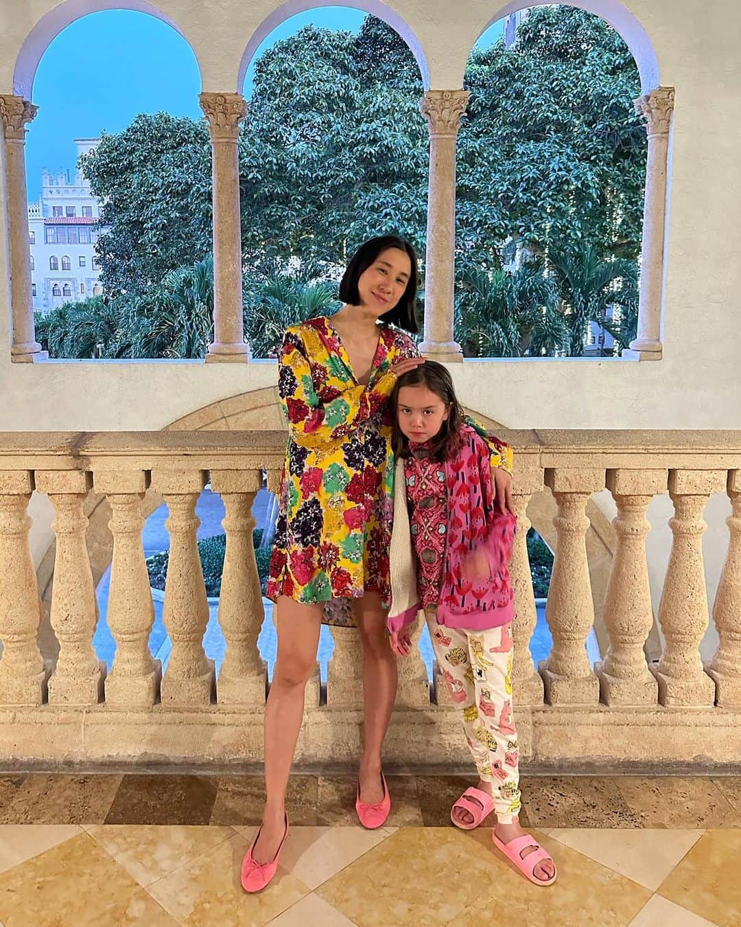 エヴァ・チェンのインスタグラム：「The greatest miracle of this trip has been getting one photo of all of us together under the magical tree @thebocaraton!!! And one of the kids together on the beach!!! The greatest 🫣 moment was when river realized that piggy back rides are fun! My lumbar region is groaning already!!」