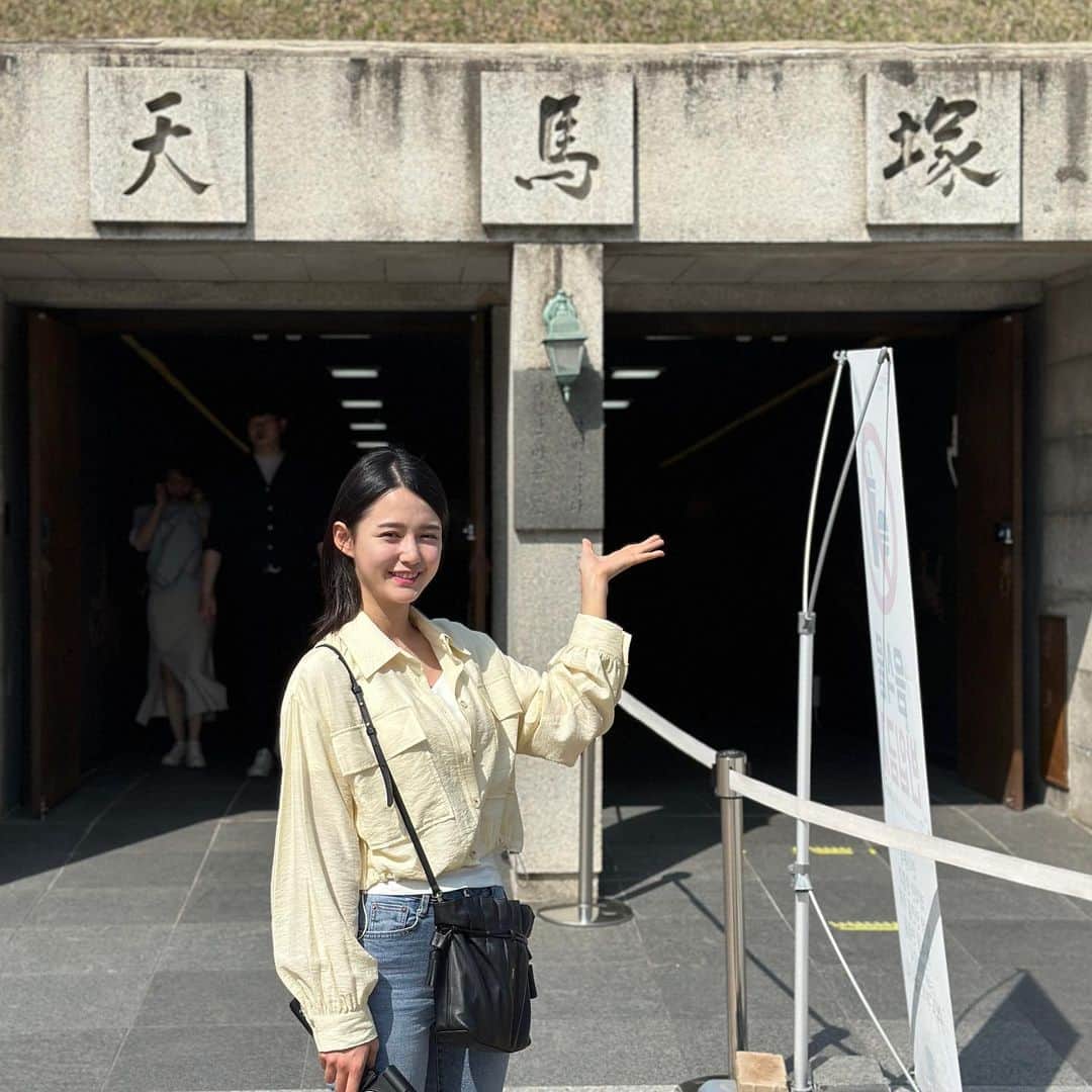 ナム・ボラのインスタグラム：「#천마총 꼭 가보고 싶었던 곳… 와… 우리나라 문화 강국이었고 유물들 진짜 멋있고 그 옛날에 저런 멋진 유물들이 있었다는게 놀랍고… 그 옛날에 저 유물들을 발굴하신 분들이 너무 대단하시고…  다보탑은 웅장하고 멋있고… 석굴암은 존재만으로도 압도 당하는 느낌이고…  왜 이걸 수학여행 때는 못 느꼈을까…   모든게 입이 짝짝 벌어지는 곳 경주입니다…   #경주 꼭 가보세요!!!! 진짜 진짜 멋진 도시에요!!」