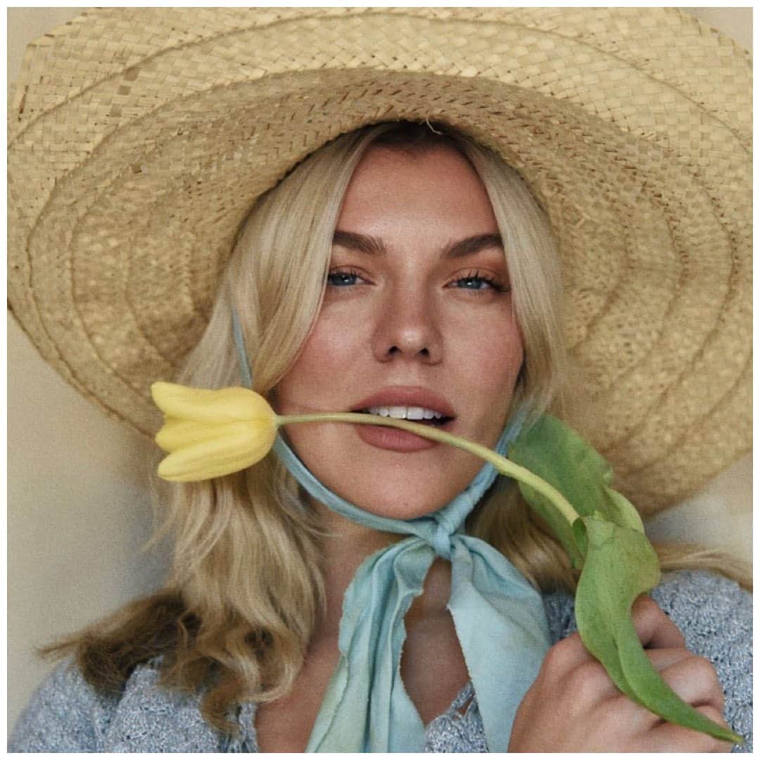 キンバリー・ペリーのインスタグラム：「Hi. What’s your favorite flower tho??」