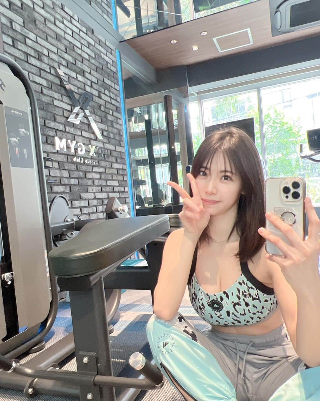 鈴木ふみ奈のインスタグラム：「大事な撮影が近いので @lux_akasaka さんでトレーニング🏋🏻‍♂️  しっかりお尻を育ててきました🍑 動画、必死でうける🤣笑  トレーナーのゆうこ( @mumutan33 )さんは正しい位置に力が入るようにフォームを細かくチェックしてくださるので、一見地味に見えるトレーニングでも効果絶大です🔥🔥」