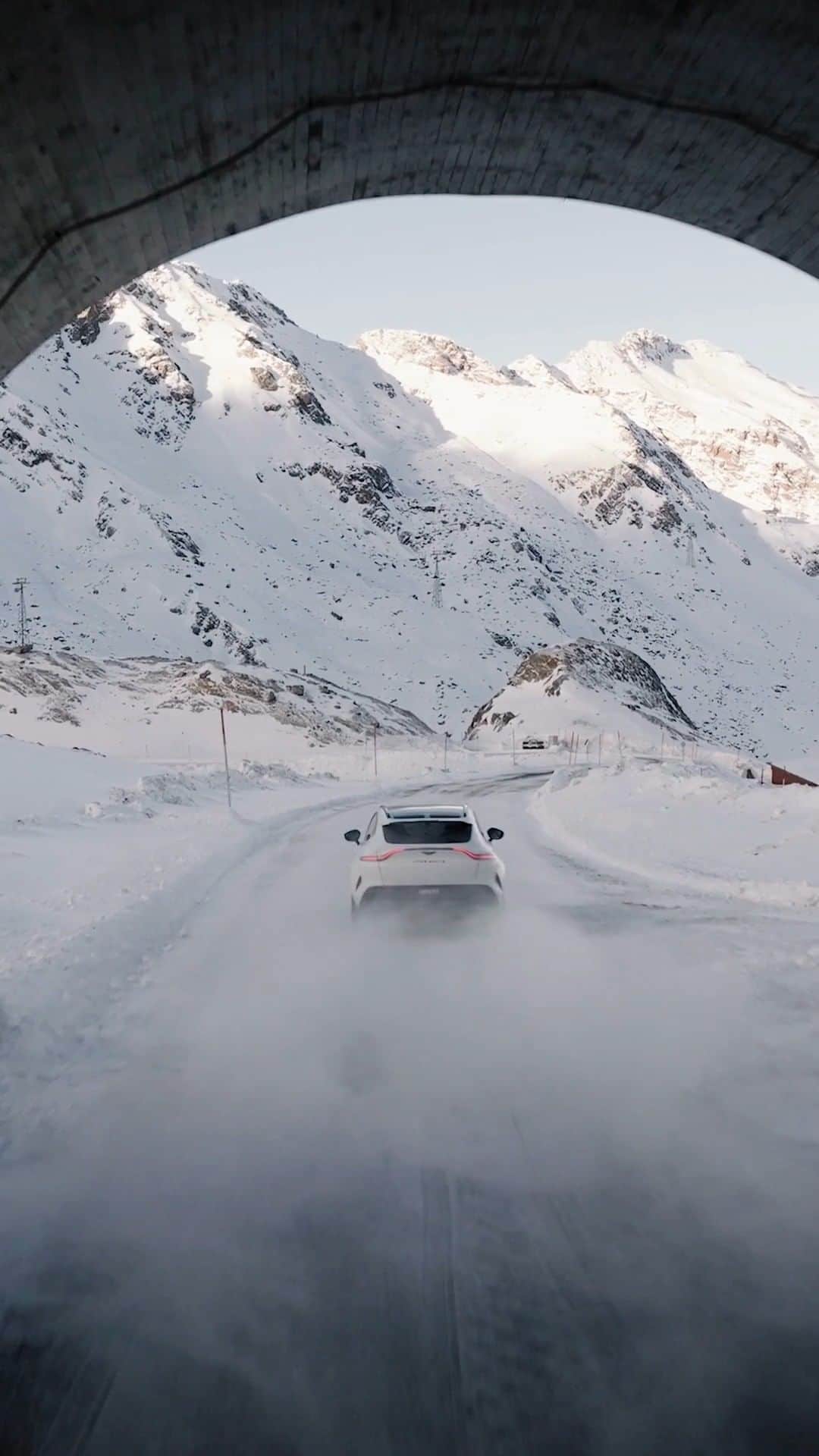 アストンマーチンのインスタグラム：「Unlocking exceptional performance.  DBX707.  #AstonMartin #DBX707 #POWERDRIVEN」