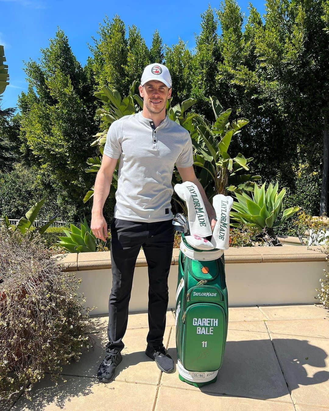 ガレス・ベイルのインスタグラム：「It’s my favourite part of the golfing year! To celebrate the big week, I’m giving away a full Season Opener kit, including a staff bag I signed and golf clubs from @taylormadegolf.  We’re opening this up to the world, so to enter make sure you’re following myself, @taylormadegolf, @taylormade_tour and comment by tagging your golfing friends.  I’ll pick a winner at the end of the week. #TeamTaylorMade」