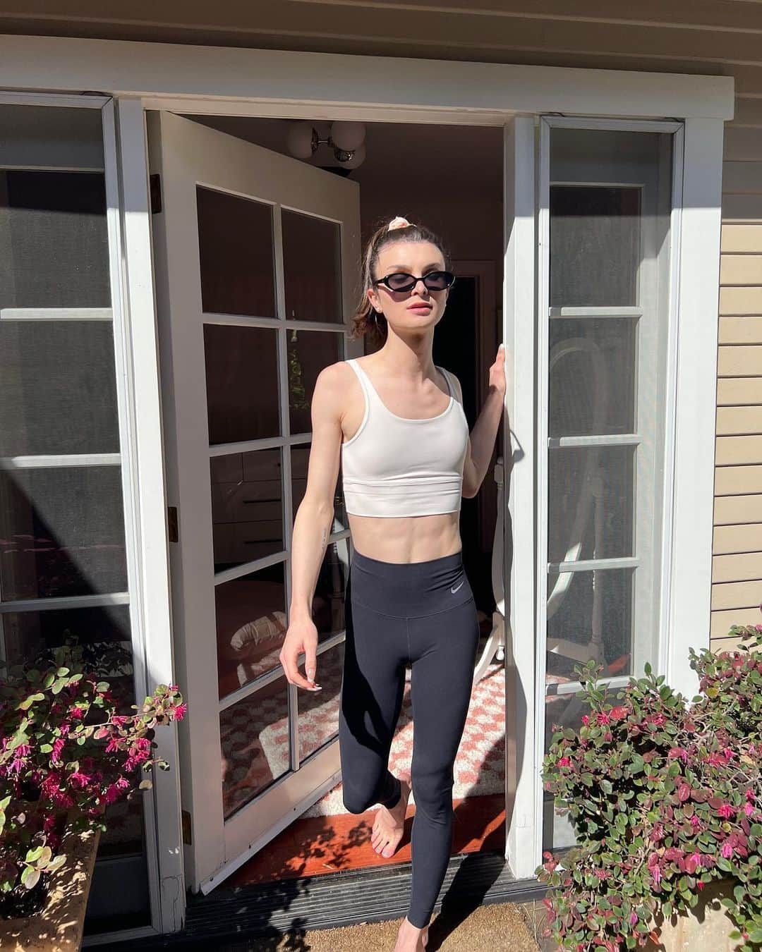 DYLAN MULVANEYさんのインスタグラム写真 - (DYLAN MULVANEYInstagram)「Home for a moment and leaning into cozy workout wear life with @nikewomen ‘s newest Zenvy leggings and Alate bra! They’re so comfortable and buttery soft, perfect for workouts and everyday wear! #feelyourall #teamnike #nikepartner」4月6日 0時41分 - dylanmulvaney