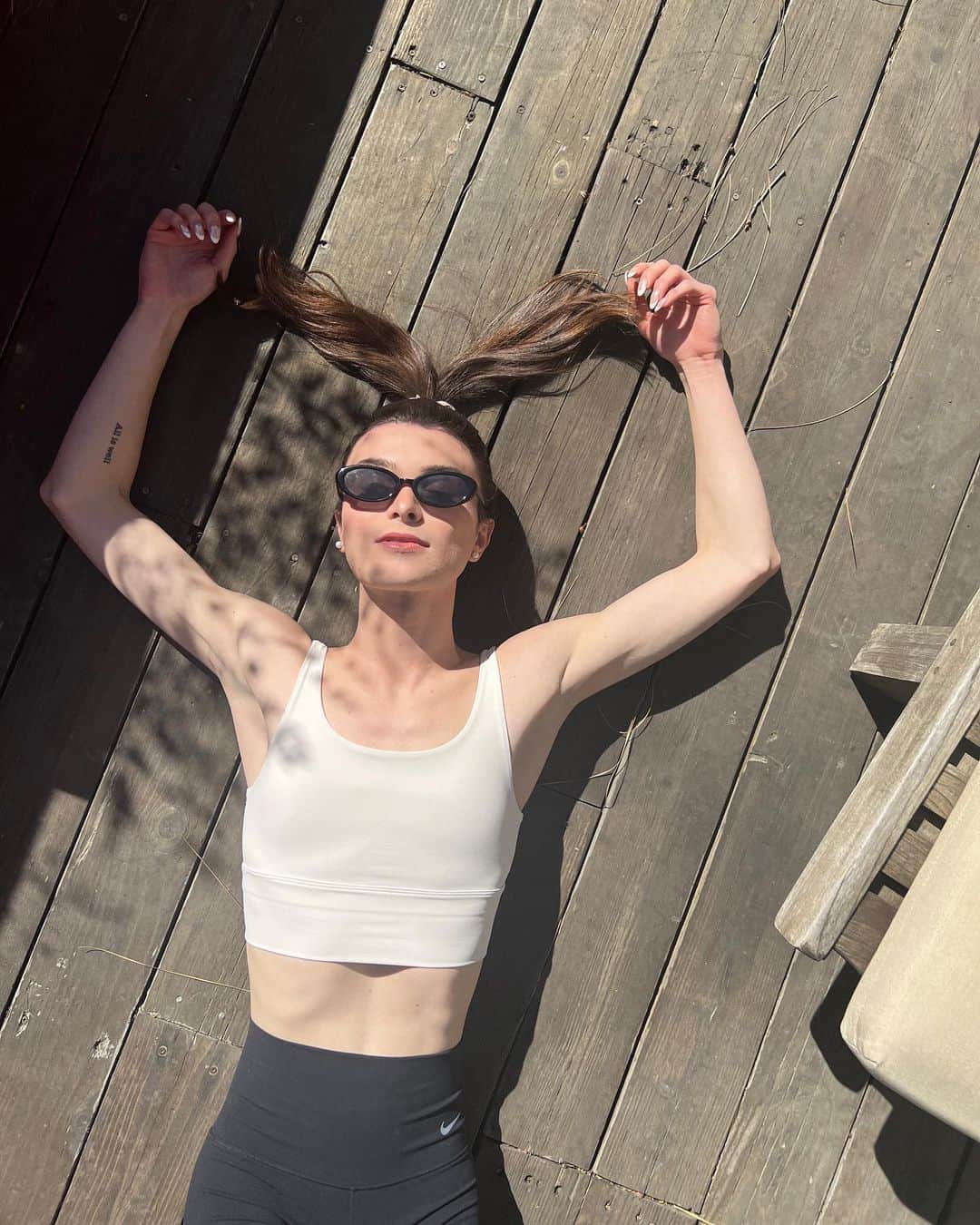 DYLAN MULVANEYのインスタグラム：「Home for a moment and leaning into cozy workout wear life with @nikewomen ‘s newest Zenvy leggings and Alate bra! They’re so comfortable and buttery soft, perfect for workouts and everyday wear! #feelyourall #teamnike #nikepartner」