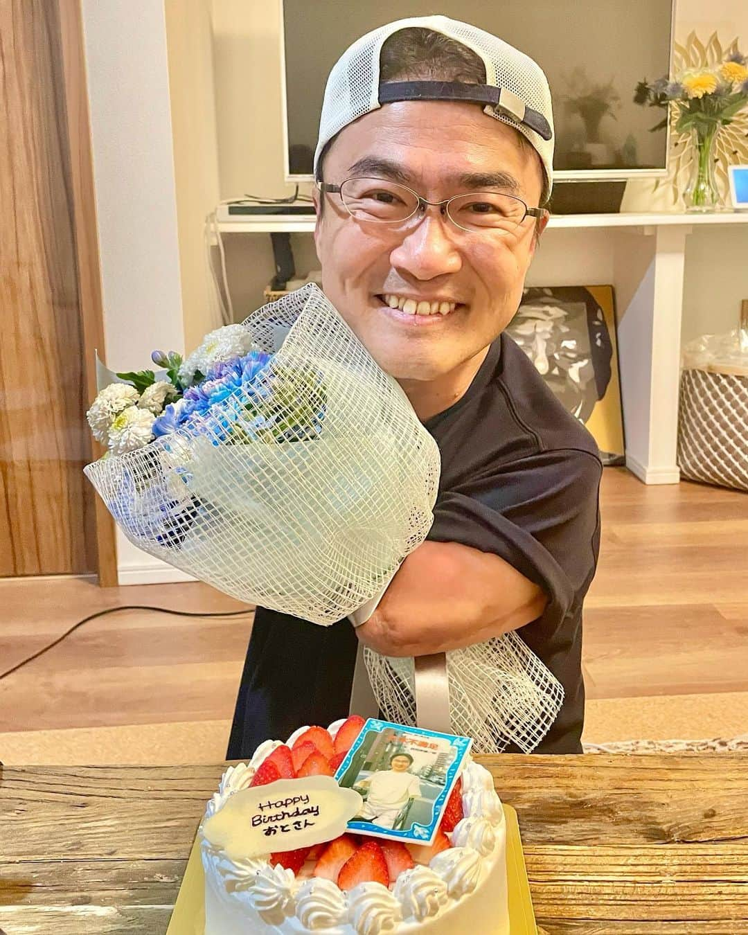 乙武洋匡さんのインスタグラム写真 - (乙武洋匡Instagram)「【47歳】誕生日を迎え、47歳となりました。  苦しいときも、しんどいときも、支えてくれるのはいつも仲間たち。本当にみなさんのおかげで一日一日を過ごすことができています。綺麗事でも、大袈裟でもなく、心からそう思っています。  そんな仲間たちの存在に感謝しながら、「#乙武洋匡 だからこそできること」にこだわり、精いっぱい取り組んでいきます。  また一年、よろしくお願いします！  #HappyBirthday俺」4月6日 0時42分 - ototake_official