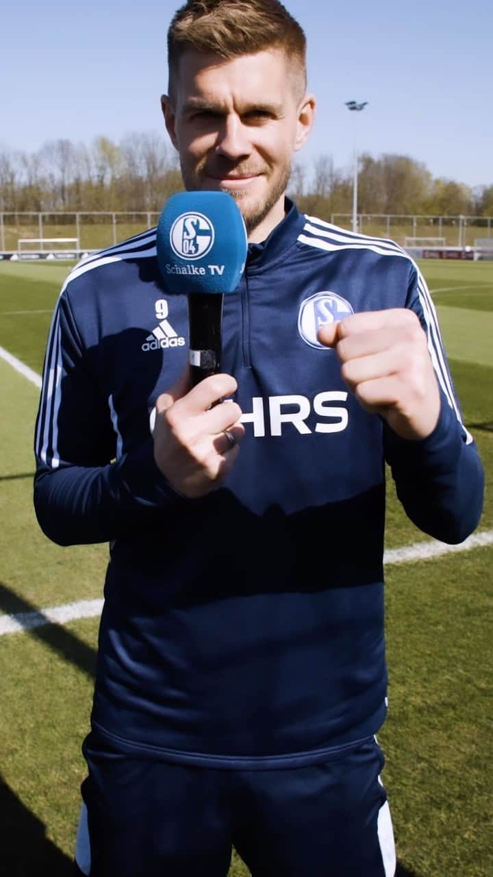 シモン・テローデのインスタグラム：「Nachricht für euch, Schalker 💙🤍 . . Das Interview gibt’s auf youtube.com/s04! 📺 . #Schalke #S04 #WirBleiben #Football #Soccer #Fußball #Futbol #Knappen #🔵⚪️ @simonterodde9」