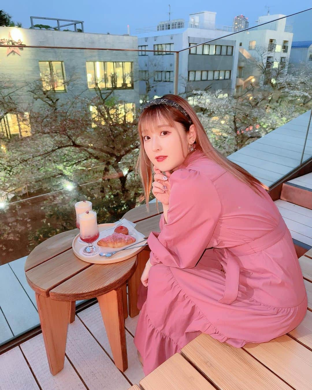 谷口夢奈さんのインスタグラム写真 - (谷口夢奈Instagram)「🍨 ⁡ ⁡ 夜桜見に中目黒🙂 夜桜っていうか、夕方桜？ ⁡ スタバのテラス空いてたので座れて 眺めながらお茶できました🩷 ⁡ ⁡ ⁡ #starbucks #starbucksreserveroasterytokyo #スターバックス #スタバ #スターバックスリザーブロースタリー #中目黒スタバ #cafe #カフェ #中目黒カフェ #カフェ巡り #さくらソーダ #クリームソーダ #マリトッツォ #jouetie #sakura #cherryblossom #instagood #ootd #셀스타그램  #얼스타그램 #데일리룩 #오오티디」4月6日 17時50分 - yuna_tani