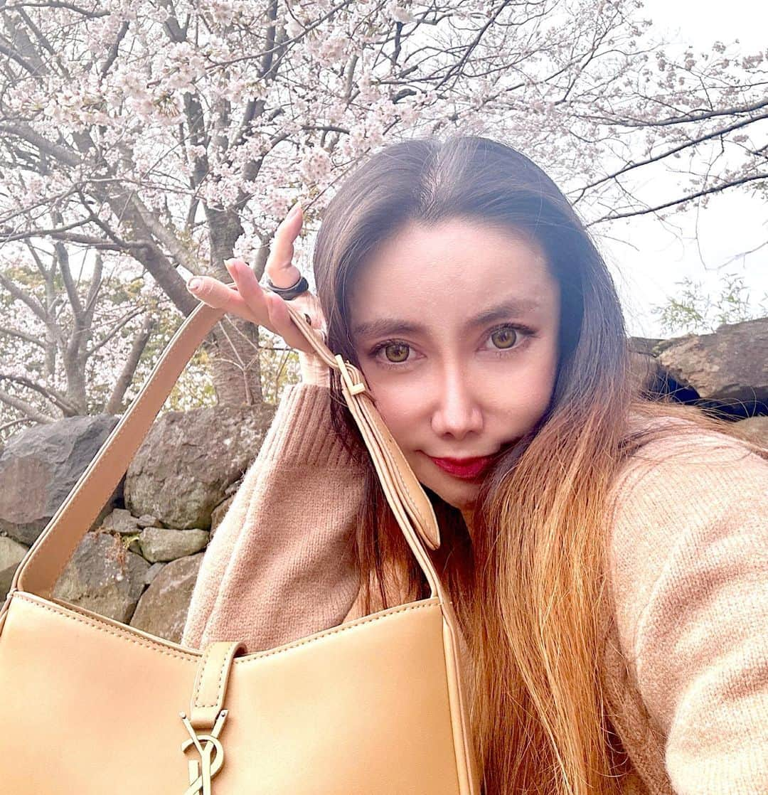 fashion dog loverさんのインスタグラム写真 - (fashion dog loverInstagram)「#spring 🌸🌸🌸  #fashion#fashionblogger #fashionista #fashionstyle #fashionable #fashiongram #fashionphotography #fashionaddict #fashionlover #fashioninspiration #instafashion #ootd #ootdfashion #sakura #sakura🌸 #ootdstyle #outfitoftheday #outfits #outfit #outfitstyle #outfitoftheday #ugg #saintlaurent #ファッション#ファッションコーデ #コーデ#コーディネート#コーデ記録 #花見 #桜」4月6日 0時46分 - chihuahuanyan