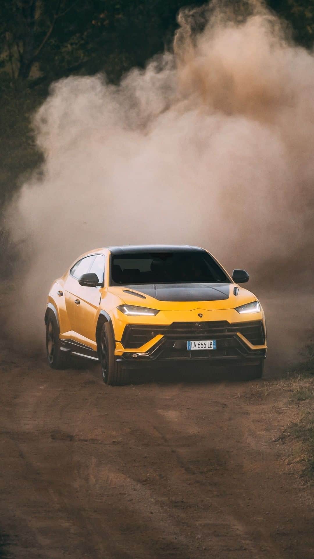 ランボルギーニのインスタグラム：「POV: you are raising the bar of what means having a great driving experience.  #Lamborghini #UrusPerformante #ForBarRaisersOnly __ Urus Performante: fuel consumption combined: 14,1 l/100km (WLTP); CO2-emissions combined: 320 g/km (WLTP)」