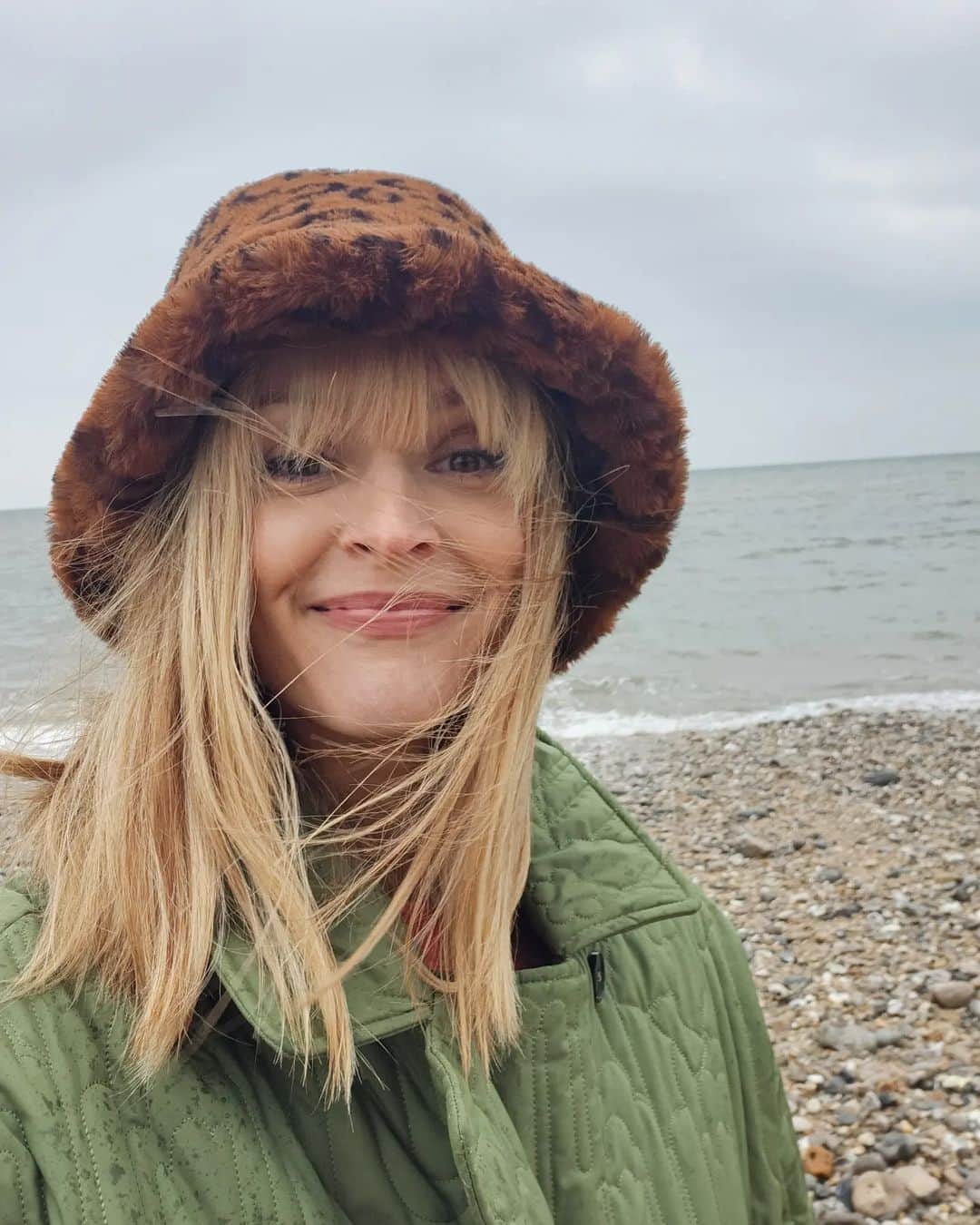ファーン・コットンのインスタグラム：「Filming on the beach today. Very drizzly but always invigorating by the sea. I'm feeling grateful for the little things. Nice people Im working with, the rolling sea and the warm cuppa Im gonna neck once we wrap on todays shoot. What are you grateful for today?」
