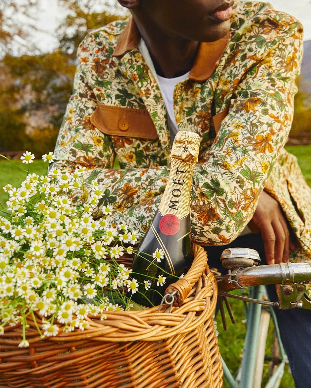 Moët & Chandon Officialのインスタグラム：「Celebrate Easter with a pastoral bouquet and Moët Impérial to amplify the good times.⁣ ⁣ #ToastWithMoet #MoetImperial #MoetChandon⁣ ⁣ This material is not intended to be viewed by persons⁣ under the legal alcohol drinking age or in countries⁣ with restrictions on advertising on alcoholic beverages.⁣ ENJOY MOËT RESPONSIBLY.」