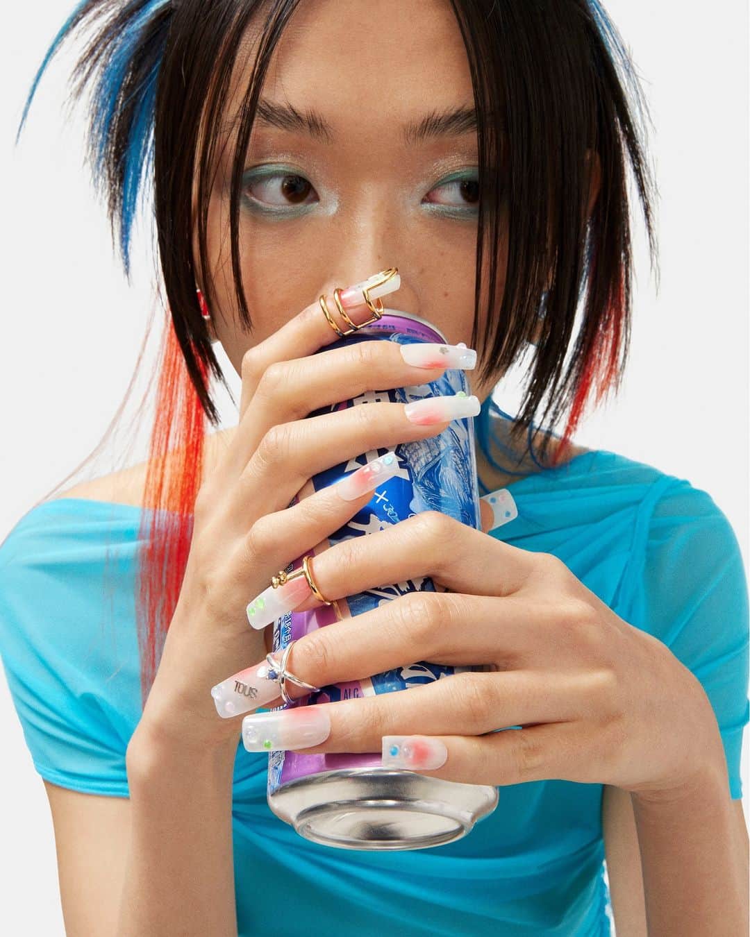 トウスのインスタグラム：「Drinking out of a closed can because I don’t want to ruin my nails 😛  Discover our new TOUS Claws kit  #TOUSClaws」