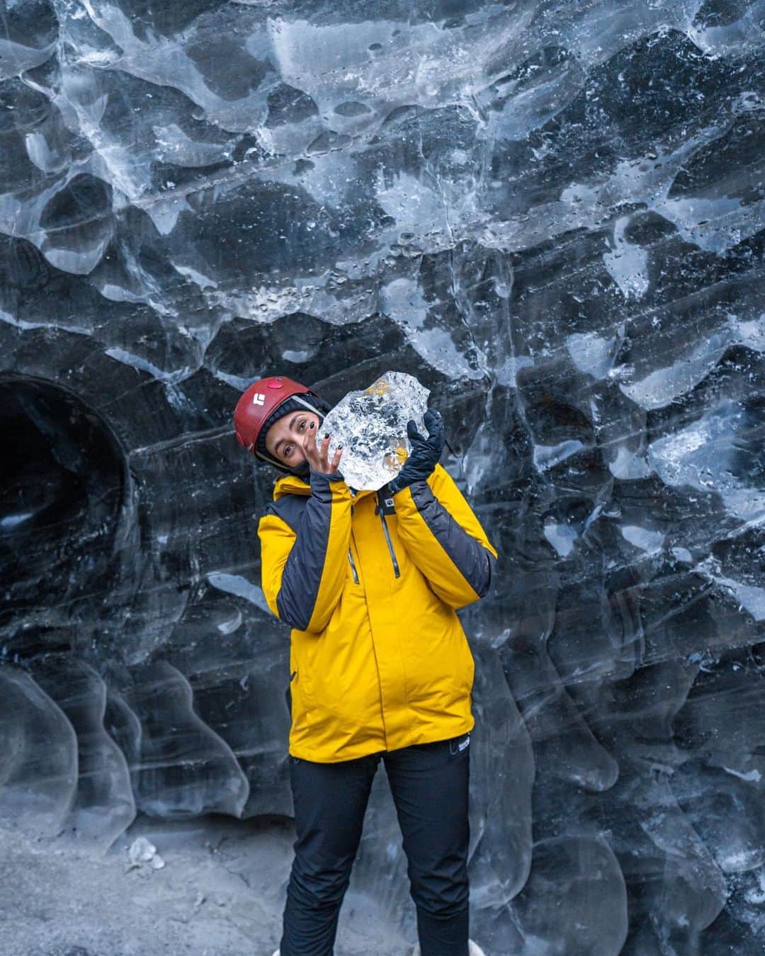 PolarProさんのインスタグラム写真 - (PolarProInstagram)「7th time in Iceland and I finally went ice caving. Hiking up and into the glaciers was such a cool experience! Will definitely do it again. Thankyou so much to @icelandtours_ for taking us.   Using @polarpro polariser to manage to light.   #icecave #iceland #visiticeland #icelandtours #icelandroadtrip #icelandadventure #discoverireland #exploreiceland #everydayiceland #guidetoiceland」4月6日 0時54分 - polarpro