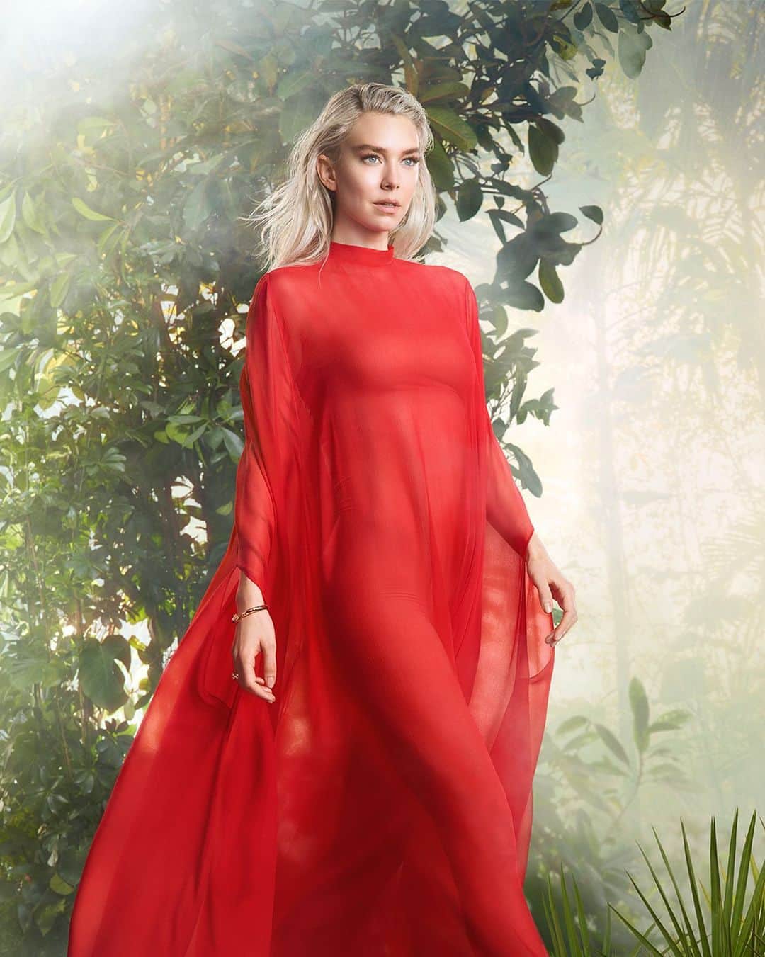 カルティエのインスタグラム：「To embody the Maison's panther, Vanessa Kirby appears from within a green and abundant hidden land, a world full of life and beauty. #PanthèredeCartier @vanessa__kirby #CartierParfums」