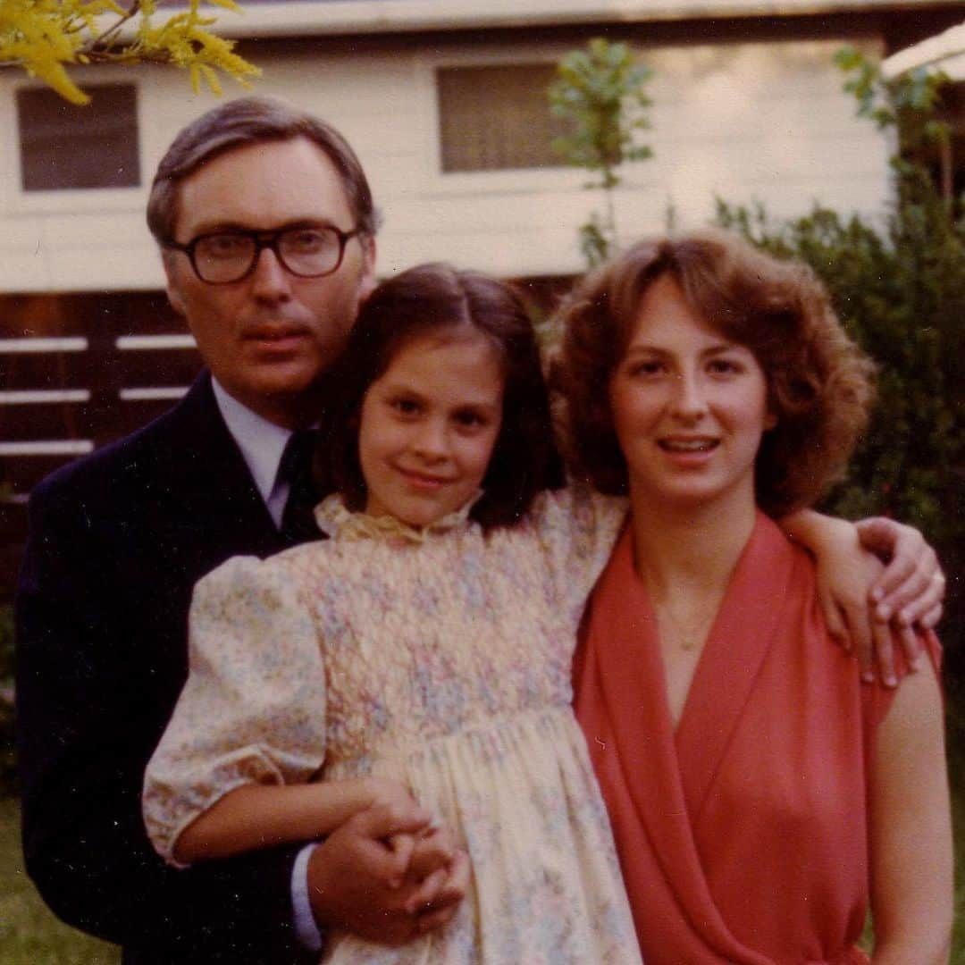 アナベス・ギッシュのインスタグラム：「First week of April birthday wishes to my father Robert, and my sister Robin. Two VERY, VERY Aries souls :) Spring of ‘79 seems like forever ago, and yet I distinctly remember the heavy perfume of the lilacs exploding their purple and white blooms on this graduation day in May, on Merner Ave. In Iowa innocence. Tender and intense same time. Love of the deepest kind for these two. HBD. I’m glad you are both here. PS love that my dad was wearing #Caddis before Caddis was cool:)」