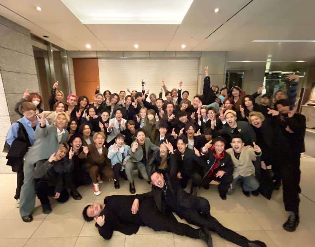 中村トメ吉のインスタグラム：「素直にこいつら全員ががめちゃくちゃ好きだ。  まだまだ社会や業界から見て 結果も出てない、信用もないくせに 純粋で生意気。未熟な部分だらけ🤪  いずれGOALDが、 こいつらの生き方が、 未来の美容師を目指す若者の 指針に、可能性に、夢になると確信してる。  俺は今最前線で美容師してないし みんなと一緒にいれる時間は 少ないかもしんないけど、  みんなを誰よりも輝かせる 美容業界バージョンの 秋元康さんみたくなるし HIROさんみたくなるし 松浦勝人さんみたくなるし ルフィみたくなるよ。  みんなが想像してない様な 新しい景色を魅せるし 新しい世界に連れてくよ！  普通に引く様な言動を受け入れて理解してくれてありがとう。 たまに出る硬い話を聞いてくれてありがとう。 大人気なくいさせてくれてありがとう。 心のままでいさせてくれてありがとう。 わがままでいさせてくれてありがとう。  そういさせていただけるから 洞察力や創造力をいただけてる。 自分らしく生きさせていただいてる。  情報に溢れ、正解がわからない 世の中だからこそ 柔軟に、そして鈍感に。 人と本気で向き合って、ぶつかって 己の在り方を、答えを、使命を 見つけて生きていこう！  Anser is GOALD。  年齢や立場関係無く 全ての在り方で。  全員全解放！！！！！！！  #goald #会社説明会 #経営政策発表会 #反省と課題だらけ  #全員で解放しても社長の佐藤が責任とるから大丈夫！笑 #全員在り方さえ価値さえ積み上げれば米田が結果に導くから大丈夫 #解放共創最高 #アンサーイズゴールド」