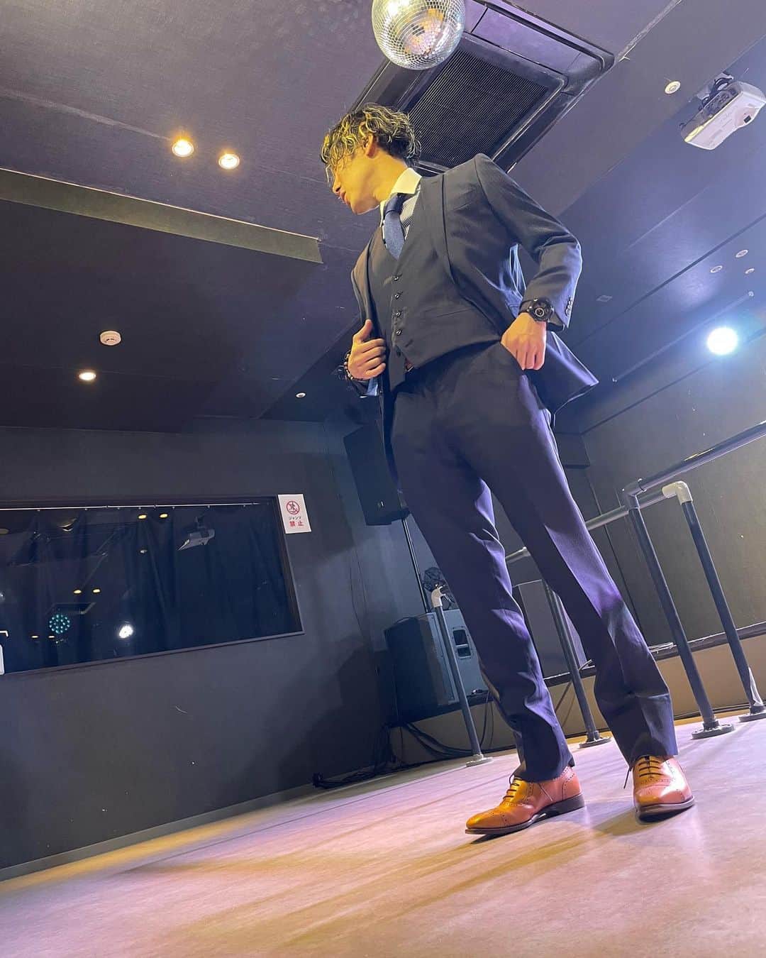 橋田康のインスタグラム：「今日はスーツで仕事でした。 衣装以外で着るのなんて年に何回！？  とりあえず今年は初...笑」