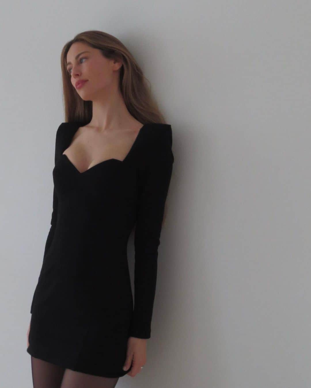 Mathilde Goehlerのインスタグラム：「Annonce. This dress @mevlani_thebrand ♥️♥️♥️」