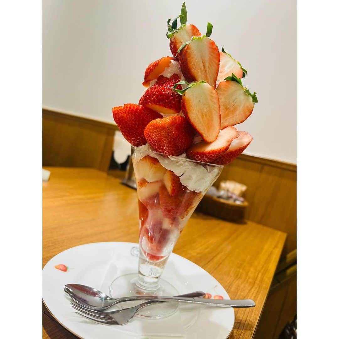 有明ゆなさんのインスタグラム写真 - (有明ゆなInstagram)「今年最後の いちごパフェ🍓だな🥹✨ 幸せな時間だった！！！」4月6日 1時04分 - ariake_yuna