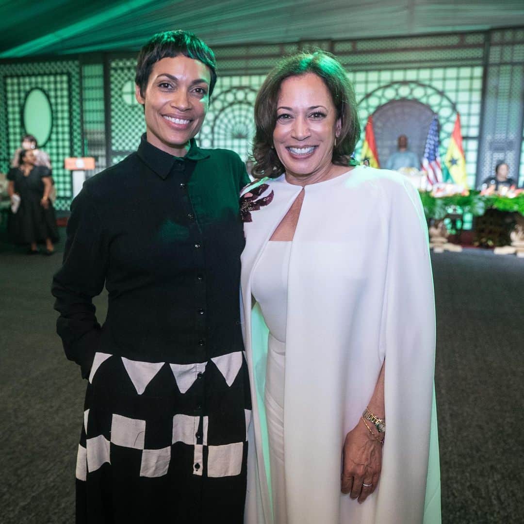 ロザリオ・ドーソンのインスタグラム：「Today, Wednesday, April 5 at 4:15 PM EST, the Vice President will participate in a moderated conversation reflecting on her historic trip to the continent of Africa at the National Museum of African American History and Culture (NMAAHC).   The conversation will be co-moderated by author (and my lovely, fabulous friend) Jessica Nabongo / @jessicanabongo aka @thecatchmeifyoucan ✨ and director of the NMAAHC Kevin Young.   Link in bio to watch! 🇬🇭」