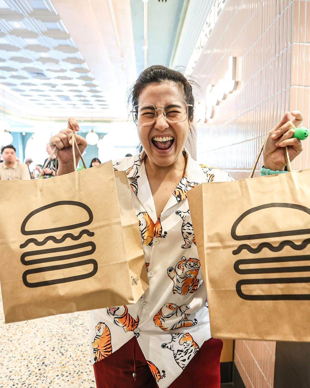 SHAKE SHACKさんのインスタグラム写真 - (SHAKE SHACKInstagram)「All smiles at our official Thailand opening! Swipe through to see the opening excitement 🎉   1. A live dance performance featuring the Thai Hanuman monkey 🐒  2. The new Shack sparkling at night ✨  3. A custom tuk-tuk showing Shake Shack’s journey from NYC to Bangkok ✈️  4. The best feeling ever.  5. Our team members leading the ‘Shack Clap’!  6. Handwoven fans held by some Shack Fans 😏  7. Some Shack art and the cutest guest ever.  8. @randygarutti with Navin Rawanchaikul, the artist behind the original I ❤️ Taxi installation that launched our very first Shack!  9. The beginning of many beautiful Shack nights in Thailand. 🇹🇭」4月6日 1時07分 - shakeshack