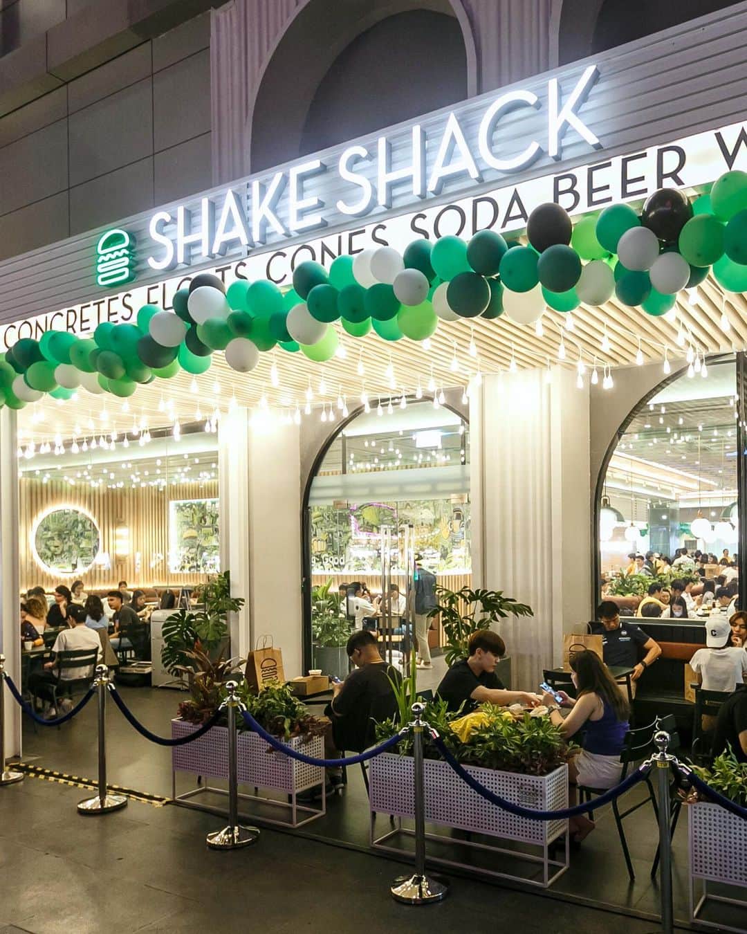 SHAKE SHACKさんのインスタグラム写真 - (SHAKE SHACKInstagram)「All smiles at our official Thailand opening! Swipe through to see the opening excitement 🎉   1. A live dance performance featuring the Thai Hanuman monkey 🐒  2. The new Shack sparkling at night ✨  3. A custom tuk-tuk showing Shake Shack’s journey from NYC to Bangkok ✈️  4. The best feeling ever.  5. Our team members leading the ‘Shack Clap’!  6. Handwoven fans held by some Shack Fans 😏  7. Some Shack art and the cutest guest ever.  8. @randygarutti with Navin Rawanchaikul, the artist behind the original I ❤️ Taxi installation that launched our very first Shack!  9. The beginning of many beautiful Shack nights in Thailand. 🇹🇭」4月6日 1時07分 - shakeshack