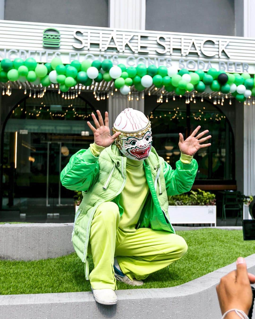 SHAKE SHACKさんのインスタグラム写真 - (SHAKE SHACKInstagram)「All smiles at our official Thailand opening! Swipe through to see the opening excitement 🎉   1. A live dance performance featuring the Thai Hanuman monkey 🐒  2. The new Shack sparkling at night ✨  3. A custom tuk-tuk showing Shake Shack’s journey from NYC to Bangkok ✈️  4. The best feeling ever.  5. Our team members leading the ‘Shack Clap’!  6. Handwoven fans held by some Shack Fans 😏  7. Some Shack art and the cutest guest ever.  8. @randygarutti with Navin Rawanchaikul, the artist behind the original I ❤️ Taxi installation that launched our very first Shack!  9. The beginning of many beautiful Shack nights in Thailand. 🇹🇭」4月6日 1時07分 - shakeshack