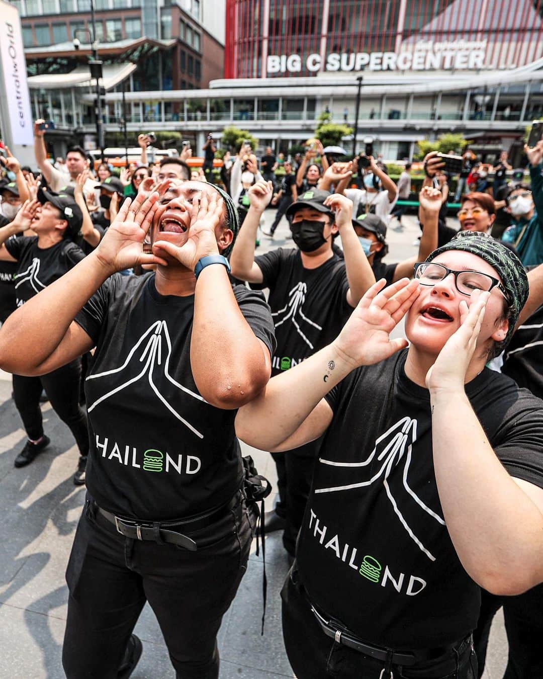 SHAKE SHACKさんのインスタグラム写真 - (SHAKE SHACKInstagram)「All smiles at our official Thailand opening! Swipe through to see the opening excitement 🎉   1. A live dance performance featuring the Thai Hanuman monkey 🐒  2. The new Shack sparkling at night ✨  3. A custom tuk-tuk showing Shake Shack’s journey from NYC to Bangkok ✈️  4. The best feeling ever.  5. Our team members leading the ‘Shack Clap’!  6. Handwoven fans held by some Shack Fans 😏  7. Some Shack art and the cutest guest ever.  8. @randygarutti with Navin Rawanchaikul, the artist behind the original I ❤️ Taxi installation that launched our very first Shack!  9. The beginning of many beautiful Shack nights in Thailand. 🇹🇭」4月6日 1時07分 - shakeshack