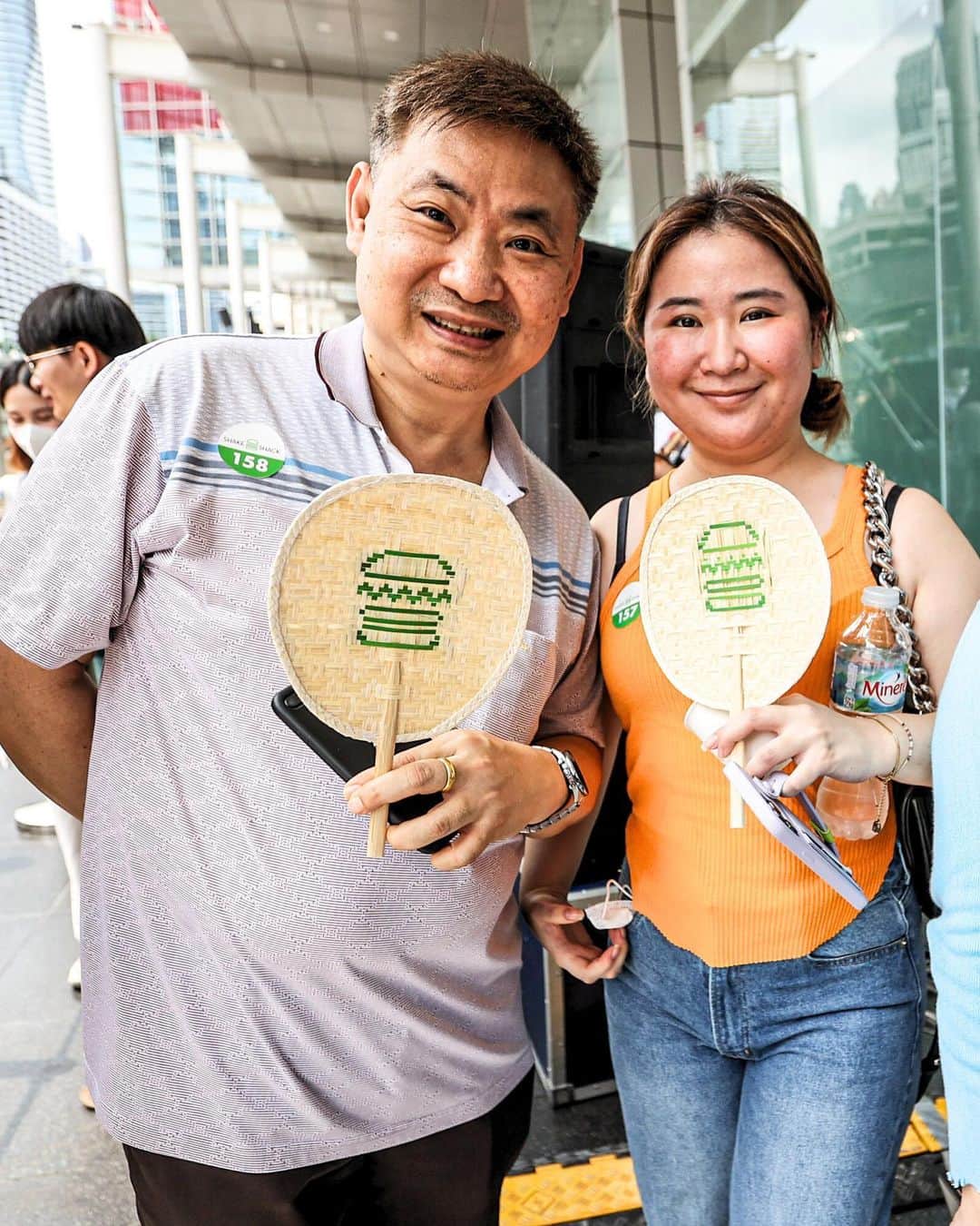 SHAKE SHACKさんのインスタグラム写真 - (SHAKE SHACKInstagram)「All smiles at our official Thailand opening! Swipe through to see the opening excitement 🎉   1. A live dance performance featuring the Thai Hanuman monkey 🐒  2. The new Shack sparkling at night ✨  3. A custom tuk-tuk showing Shake Shack’s journey from NYC to Bangkok ✈️  4. The best feeling ever.  5. Our team members leading the ‘Shack Clap’!  6. Handwoven fans held by some Shack Fans 😏  7. Some Shack art and the cutest guest ever.  8. @randygarutti with Navin Rawanchaikul, the artist behind the original I ❤️ Taxi installation that launched our very first Shack!  9. The beginning of many beautiful Shack nights in Thailand. 🇹🇭」4月6日 1時07分 - shakeshack