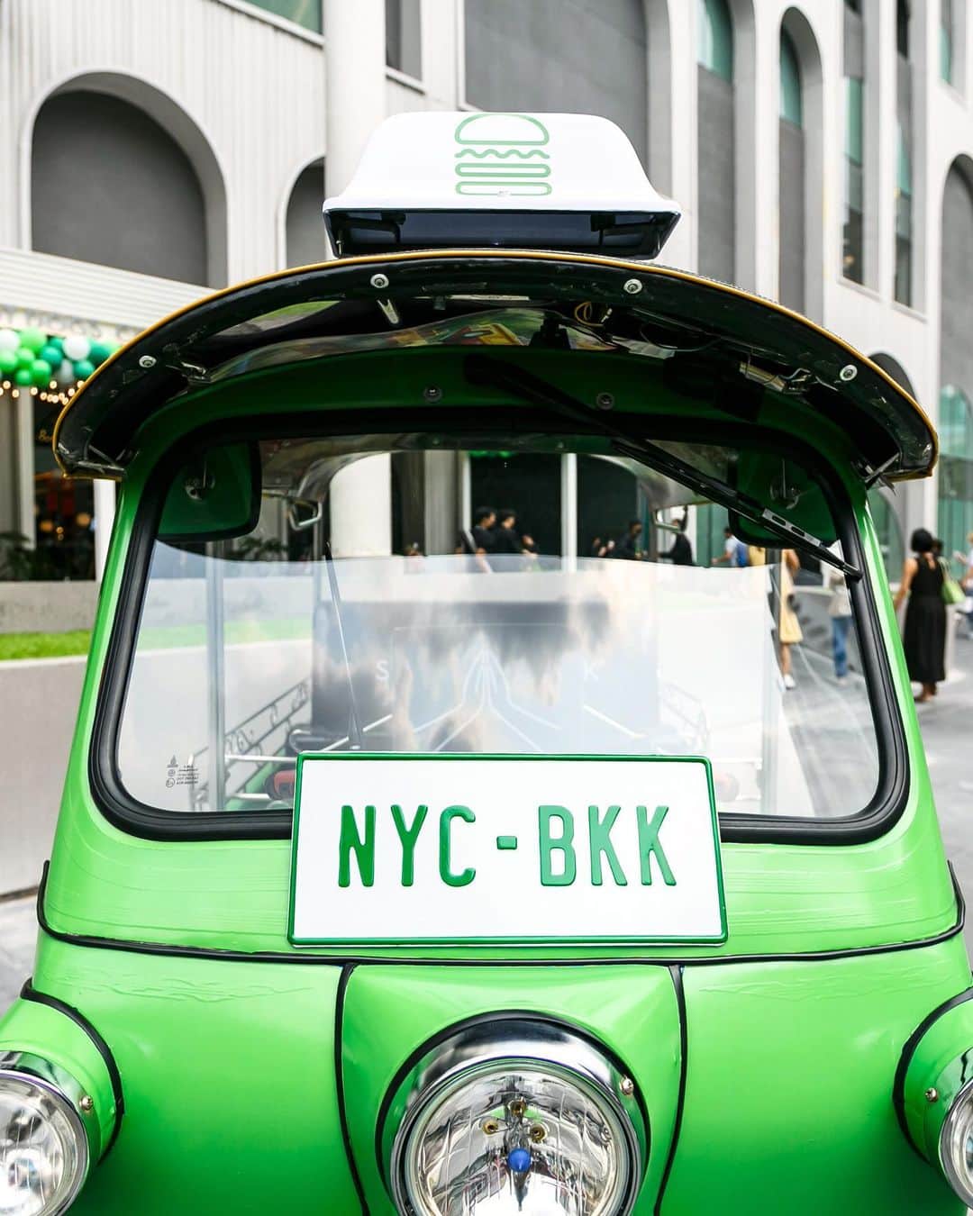 SHAKE SHACKさんのインスタグラム写真 - (SHAKE SHACKInstagram)「All smiles at our official Thailand opening! Swipe through to see the opening excitement 🎉   1. A live dance performance featuring the Thai Hanuman monkey 🐒  2. The new Shack sparkling at night ✨  3. A custom tuk-tuk showing Shake Shack’s journey from NYC to Bangkok ✈️  4. The best feeling ever.  5. Our team members leading the ‘Shack Clap’!  6. Handwoven fans held by some Shack Fans 😏  7. Some Shack art and the cutest guest ever.  8. @randygarutti with Navin Rawanchaikul, the artist behind the original I ❤️ Taxi installation that launched our very first Shack!  9. The beginning of many beautiful Shack nights in Thailand. 🇹🇭」4月6日 1時07分 - shakeshack