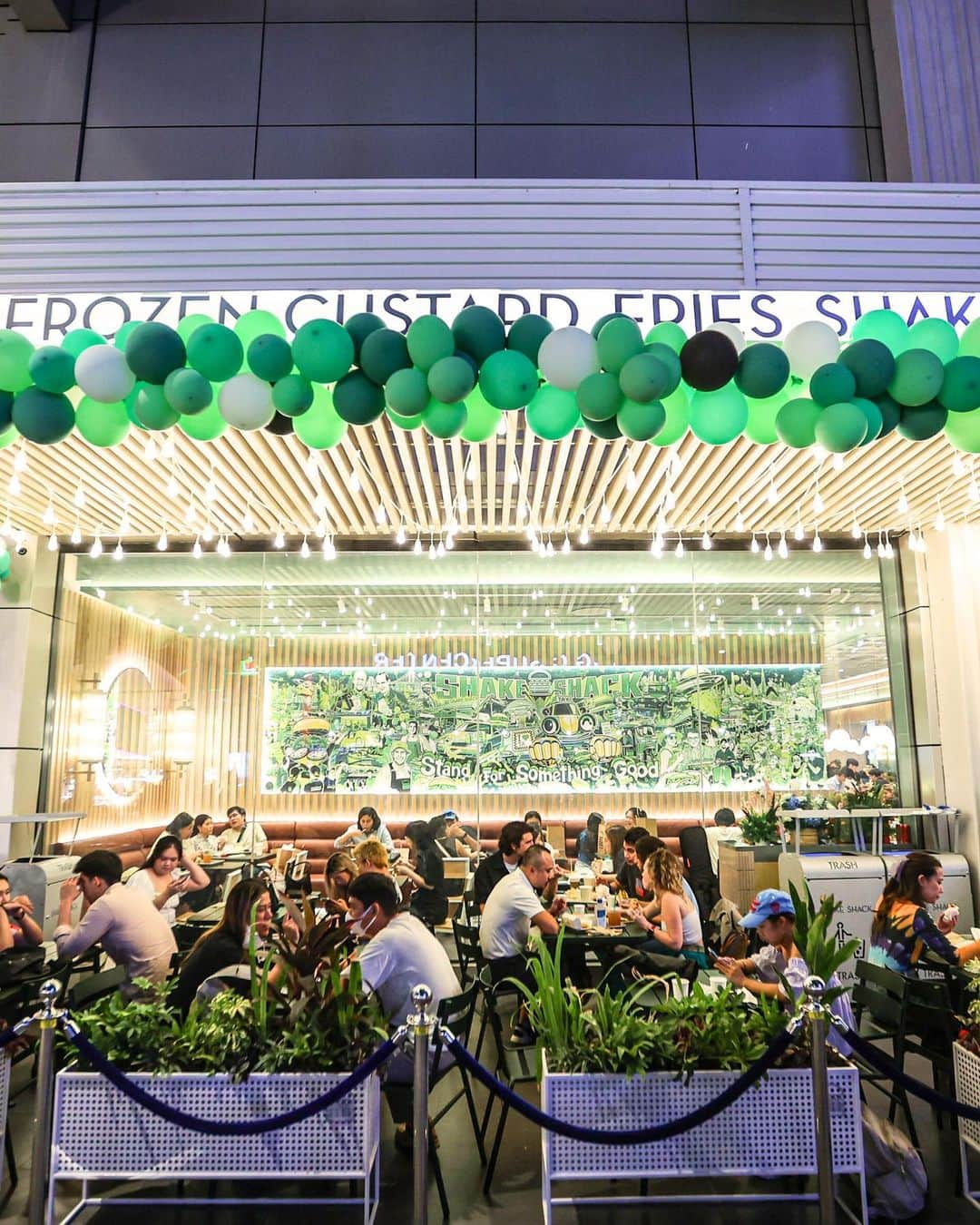 SHAKE SHACKさんのインスタグラム写真 - (SHAKE SHACKInstagram)「All smiles at our official Thailand opening! Swipe through to see the opening excitement 🎉   1. A live dance performance featuring the Thai Hanuman monkey 🐒  2. The new Shack sparkling at night ✨  3. A custom tuk-tuk showing Shake Shack’s journey from NYC to Bangkok ✈️  4. The best feeling ever.  5. Our team members leading the ‘Shack Clap’!  6. Handwoven fans held by some Shack Fans 😏  7. Some Shack art and the cutest guest ever.  8. @randygarutti with Navin Rawanchaikul, the artist behind the original I ❤️ Taxi installation that launched our very first Shack!  9. The beginning of many beautiful Shack nights in Thailand. 🇹🇭」4月6日 1時07分 - shakeshack