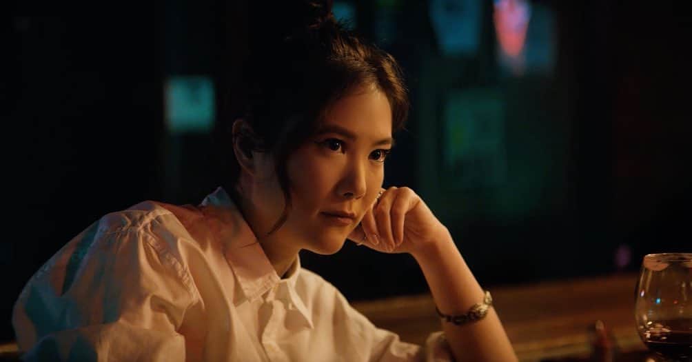 アライ・マキのインスタグラム：「Episode 4 of #TheBigDoorPrize is out now on @appletv!! This episode is so special. The bar scene with @djgpublicity was the very first thing I ever read in the show and I was immediately captivated by the different ways it made me think about life and tragedy. How we perceive our greatest potential and our deepest losses. That’s really the magic of this story @westread created. ⁣ ⁣ This episode was brought to life by some of the coolest women in the business- brilliantly directed by @mollymarymcglynn, our EP extraordinaire @swalkx, our genius DP @bellagonzalesdp (when I tell you this lady is the rarest most beautiful force and can rock a pink cowboy hat like no other 🦋), written by the coolest @cocostikeman, @colinvwilkes with the amazing idea to put Hana in this white collar shirt for her “dressy” look, @brittanyallen_mua on 💄, and last but not least @only1crystalfox with the dance of the century. Your elegance gives me goosebumps my dear sweet friend!」