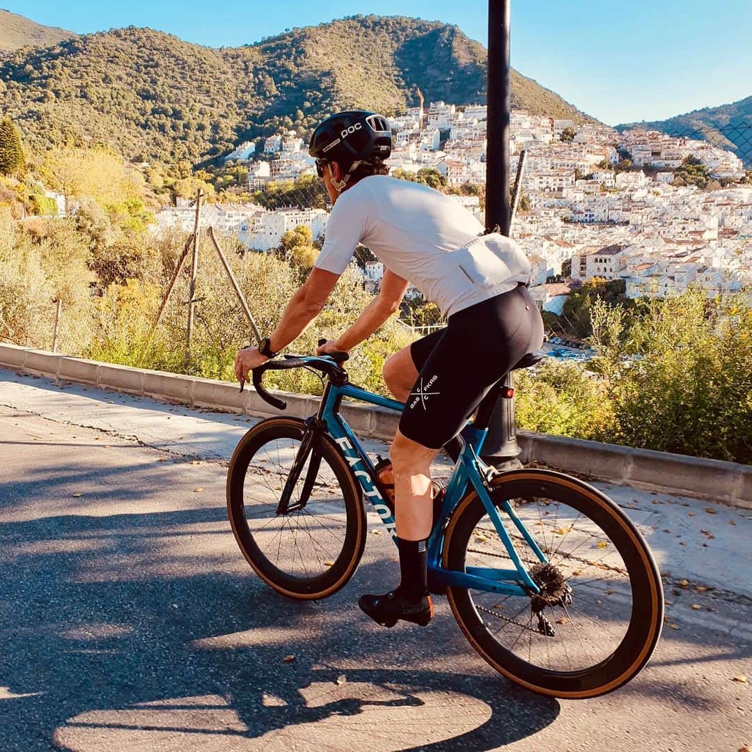 のインスタグラム：「Seguimos acumulando horas por lugares increíbles. 70km 1500mts ⛰️ #RoadtoIM703Mallorca」