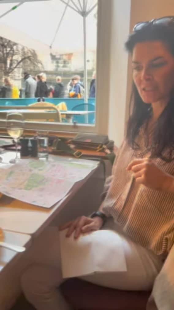 アンジー・ハーモンのインスタグラム：「Meanwhile, in Scotland…」