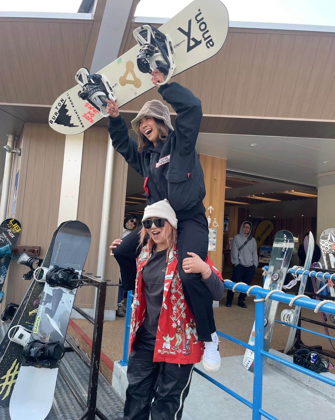 藤森由香のインスタグラム：「"SBM" Snowboard Masters  @snowboardmasters_jp で優勝することができました🥇 男子は @yuriokubo727 が大会始まって以来の完全制覇優勝！おめでとう🥇💐  この大会は作家の東野圭吾先生 @higashinokeigo_official が主催する種目混合の大会です。カービングや地形などでどう滑り、魅せるかは自由。一日目はフリーライドで二日目は障害物バンクド。 ２日間の総合で順位を決めます。 日本最大規模の大会ということもあり、沢山のライダーたちが集結、さらに、他の大会にはない独自の採点基準が設けられているとのことでどんな大会よりもドキドキでした🫀 コースを考案し作ってくれたスタッフやディガーの皆さん、運営側の皆さん本当にお疲れ様でした。コースは最高に楽しい設計でした！でもバンクドの長さと難しさに太もも崩壊でした＿|￣|○ (笑)   東野先生の大会に向ける想いなどとても貴重なお話を伺えてとても温かい気持ちになりました。ありがとうございました。  Sponsor @burtonjapan @burtonsnowboards @anonopticsjapan @gallium_wax @absolutpark  Support @sakamoto_dental_office @yokohama.rubber   📹@naoki__utsumi  #Burtonsnowboards #anonoptics#talentscout #powerwagon  #snowboardmasters #nagano  #nozawaonsen #snowboard #bankedslalom #keigohigashino #野沢温泉スキー場 #長野県 #東野圭吾 #ガリウムワックス #antidart #ノンフッ素  #バンクドスラローム #チャンピオン✌️」
