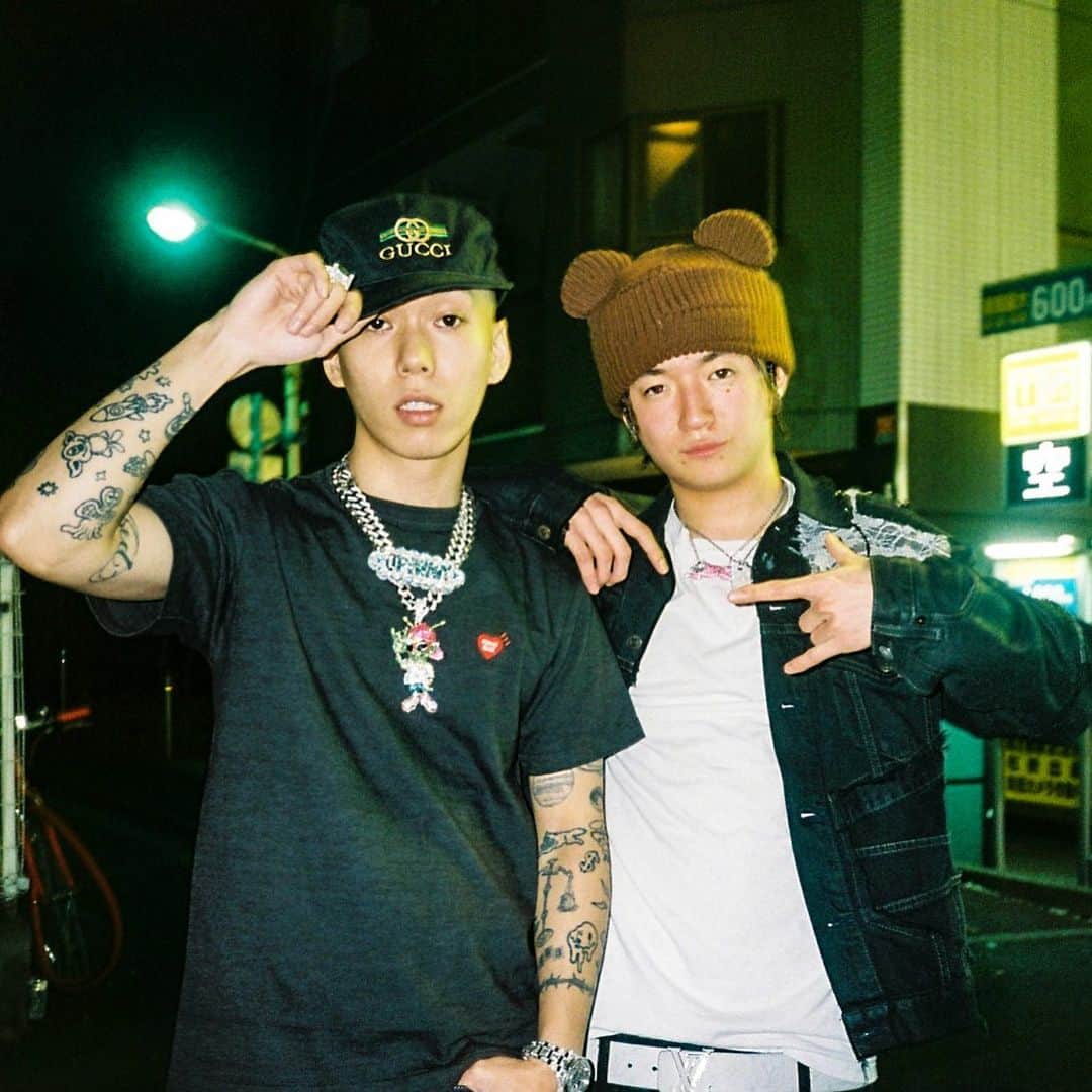 JP THE WAVYのインスタグラム：「Happy birthday lil bro🍾🌊🐻 次はお前の番だ🏄🏻‍♂️」
