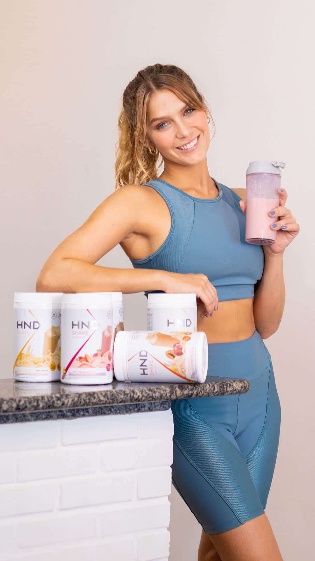 イザベラ・サントーニのインスタグラム：「Você consegue manter uma alimentação saudável no dia-a-dia? 🤔 Na correria, a opção ideal é o shake H Control da @hinodeoficial 💞 Me cuidando de dentro pra fora com 24 vitaminas e minerais: são 10g de proteína, sem glúten e sem adição de açúcar! Tudo isso em menos de 100kcal se misturado com água. São 5 sabores deliciosos, o meu favorito é o de morango! Garanta o seu no site oficial ou com algum consultor Hinode 😋」