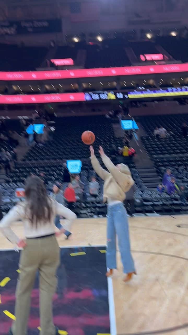 リンゼイ・ボンのインスタグラム：「Hoops there it is… 😂🏀😜 #buckets」