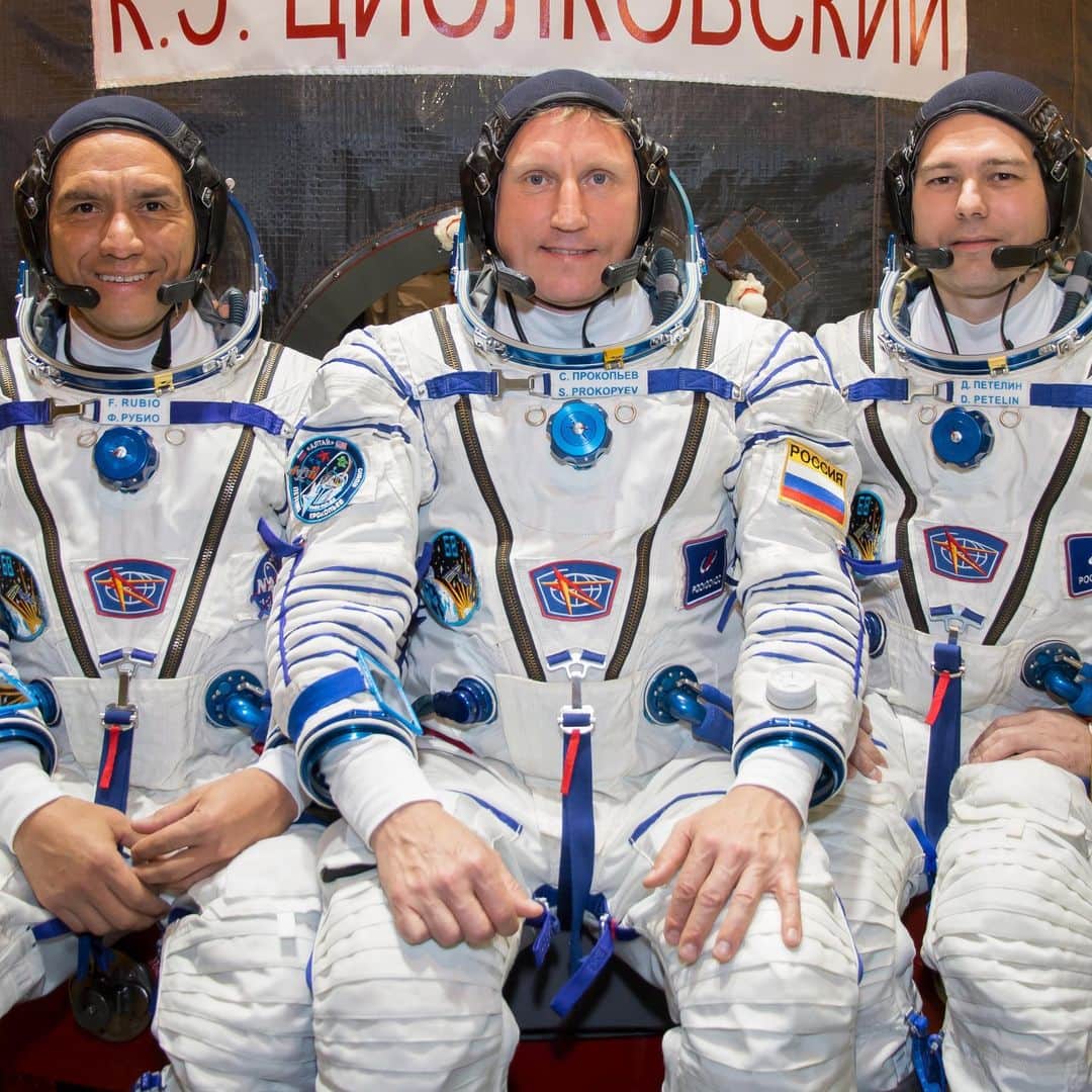 国際宇宙ステーションさんのインスタグラム写真 - (国際宇宙ステーションInstagram)「(From left) NASA astronaut Frank Rubio and Roscosmos cosmonauts Sergey Prokopyev and Dmitri Petelin will take a short ride around the space station inside the Soyuz MS-23 crew ship relocating it from the Poisk module to the Prichal docking module early Thursday.  Commander Prokopyev will guide the MS-23 to its new docking port flanked by flight engineers Petelin and Rubio. The relocation opens up Poisk’s airlock for future Roscosmos spacewalks in Orlan spacesuits and frees its docking port for the upcoming ISS Progress 84 resupply mission.  The Soyuz vehicle with the three crewmates will undock from Poisk’s space-facing port at 4:45 a.m. EDT on Thursday, maneuver behind and under the space station, then dock to Prichal’s Earth-facing port at 5:23 a.m. After leak and pressure checks are performed, the trio will reenter the orbiting lab, and go to bed early before continuing their space research mission on Friday. NASA TV, on the agency’s app and website, begins its live coverage at 4:15 a.m. on Thursday.  #nasa #astronaut #roscosmos #cosmonaut #soyuz #poisk #prichal #international #space #station」4月6日 1時24分 - iss